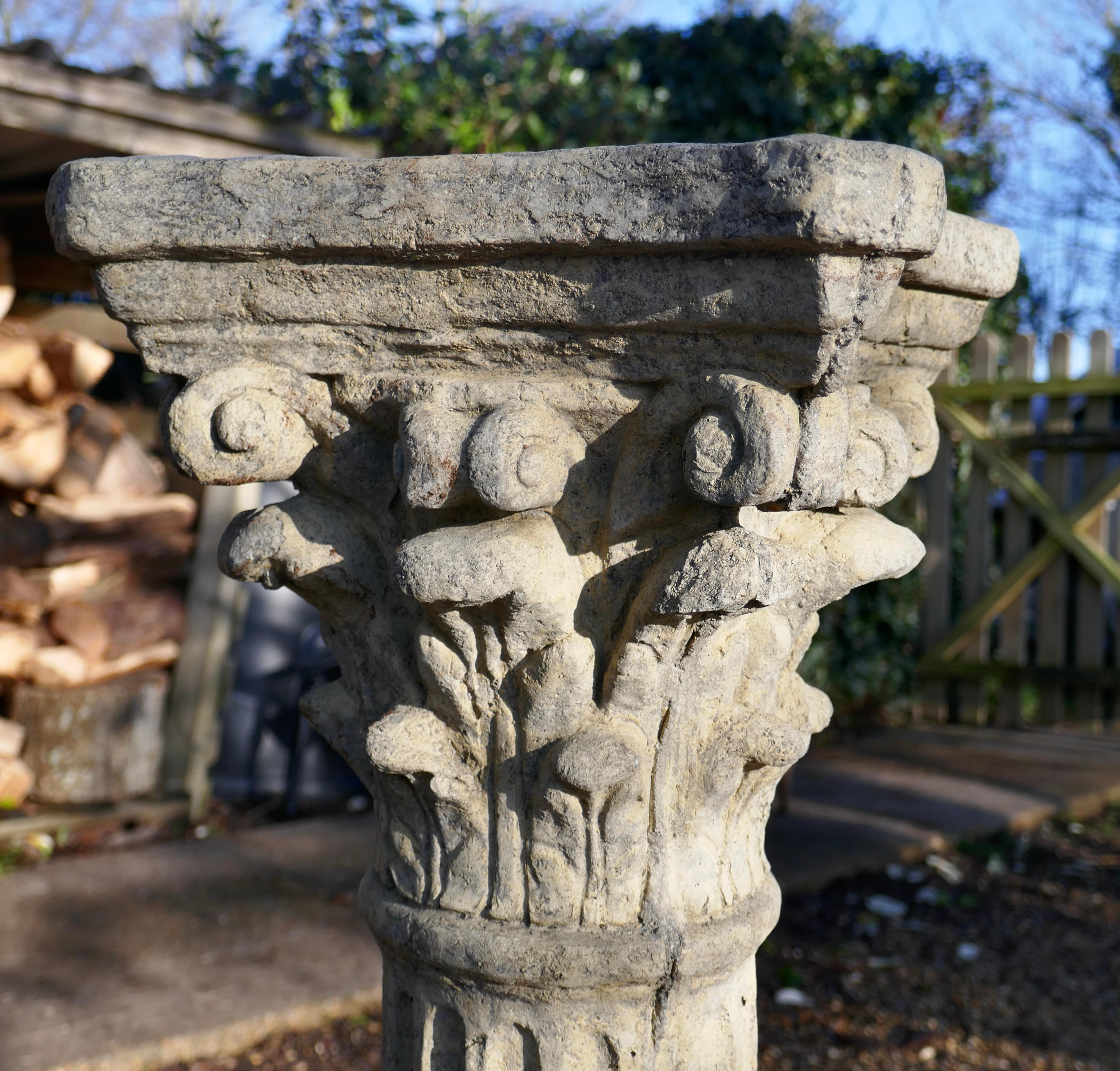 Romain classique Piédestal de colonne corinthienne classique en pierre moulée vieillie en vente