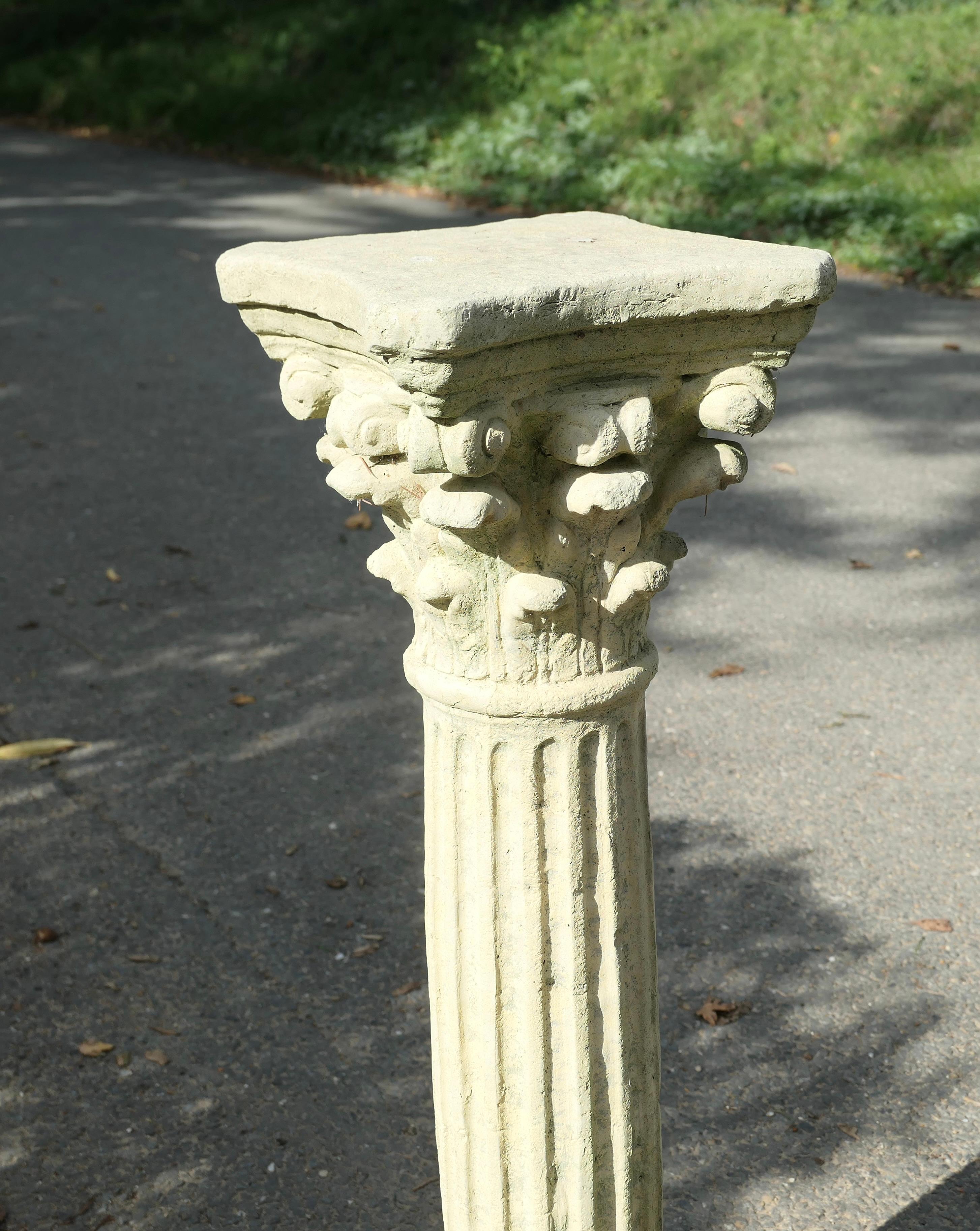 Ein klassischer korinthischer Säulensockel aus verwittertem Gussstein im Zustand „Gut“ im Angebot in Godshill, Isle of Wight