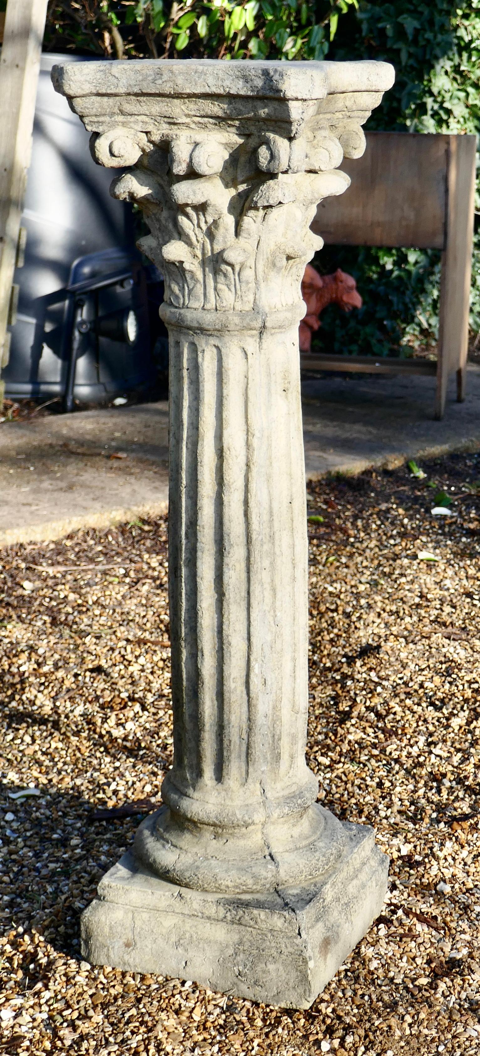 Piédestal de colonne corinthienne classique en pierre moulée vieillie Bon état - En vente à Chillerton, Isle of Wight