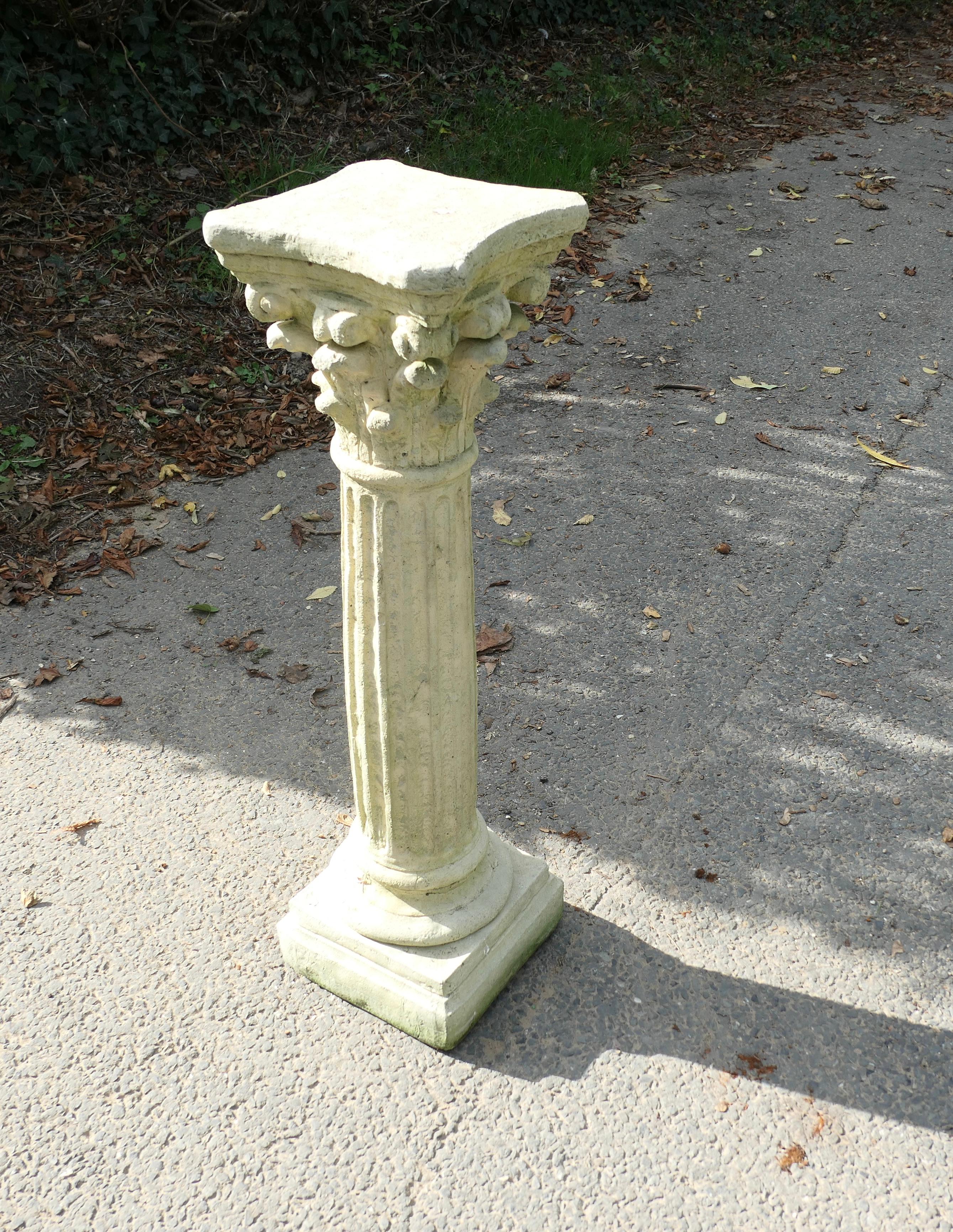 Ein klassischer korinthischer Säulensockel aus verwittertem Gussstein (Kunststein) im Angebot