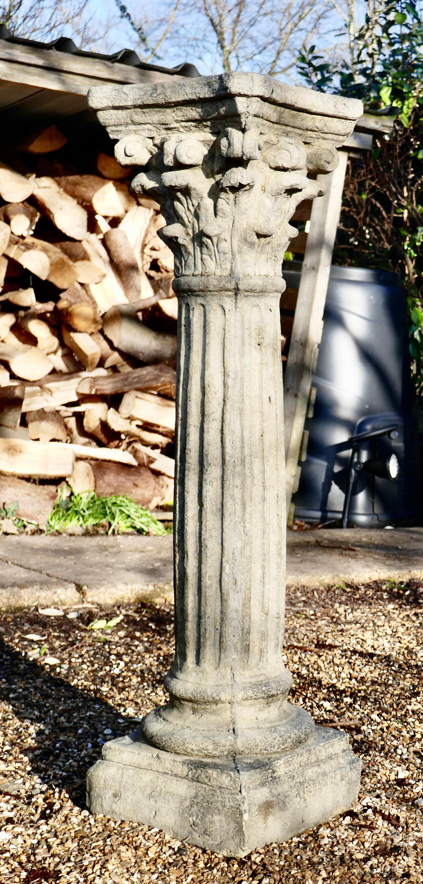 Pierre artificielle Piédestal de colonne corinthienne classique en pierre moulée vieillie en vente