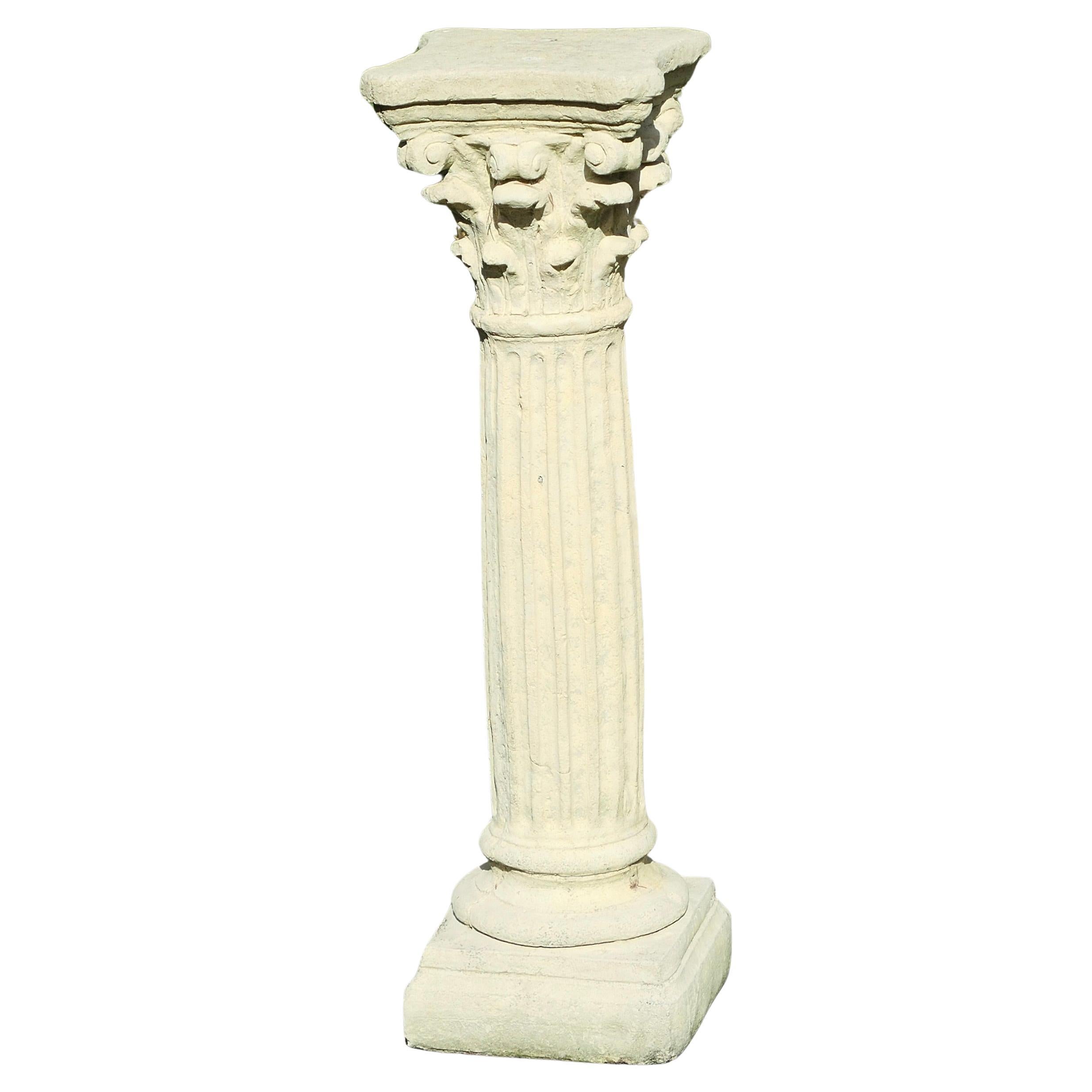 Ein klassischer korinthischer Säulensockel aus verwittertem Gussstein im Angebot