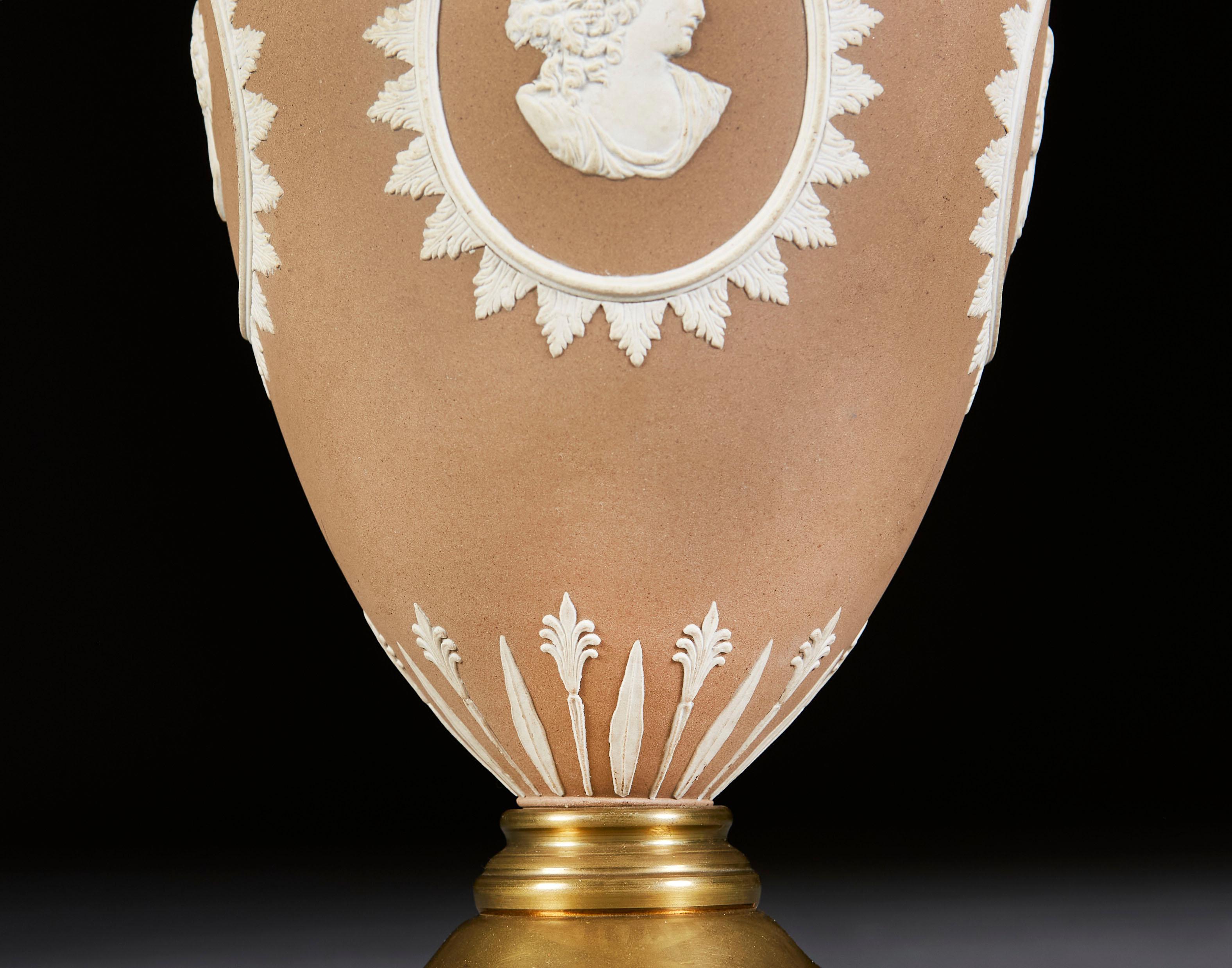 Wedgwood Lampe aus braunem Jaspis Ware im Zustand „Gut“ im Angebot in London, GB