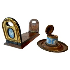 Eine Wedgwood Jaspisware montiert Messing und hölzerne Buchstütze und Tintenfass