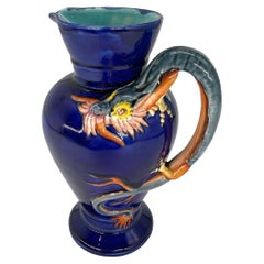 Jarra Wedgwood de mayólica con forma de dragón, diseñada por Hughes Protât y fechada en 1878
