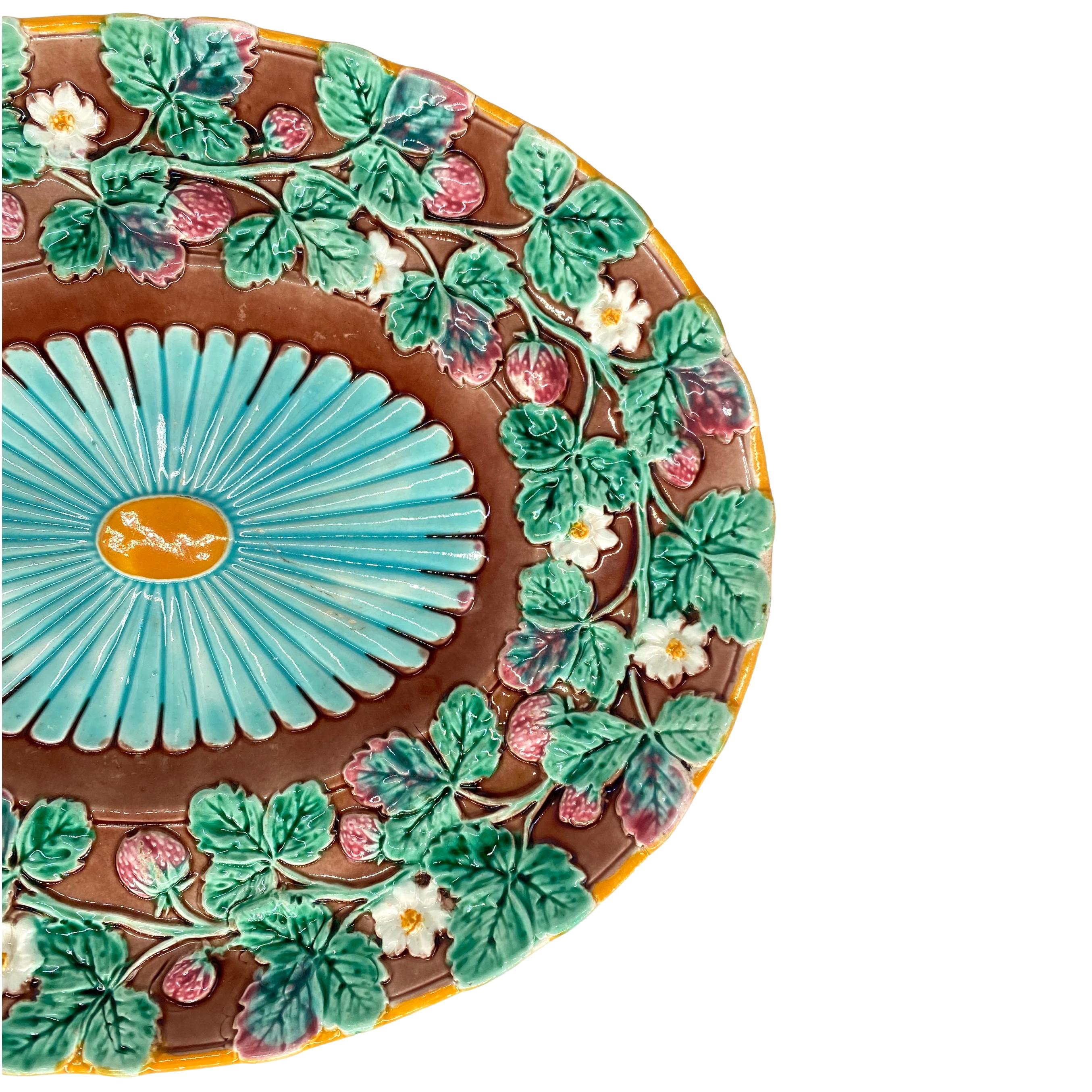 Vittoriano Piatto ovale in maiolica di Wedgwood con fragole e fiori, inglese, 1880 ca.