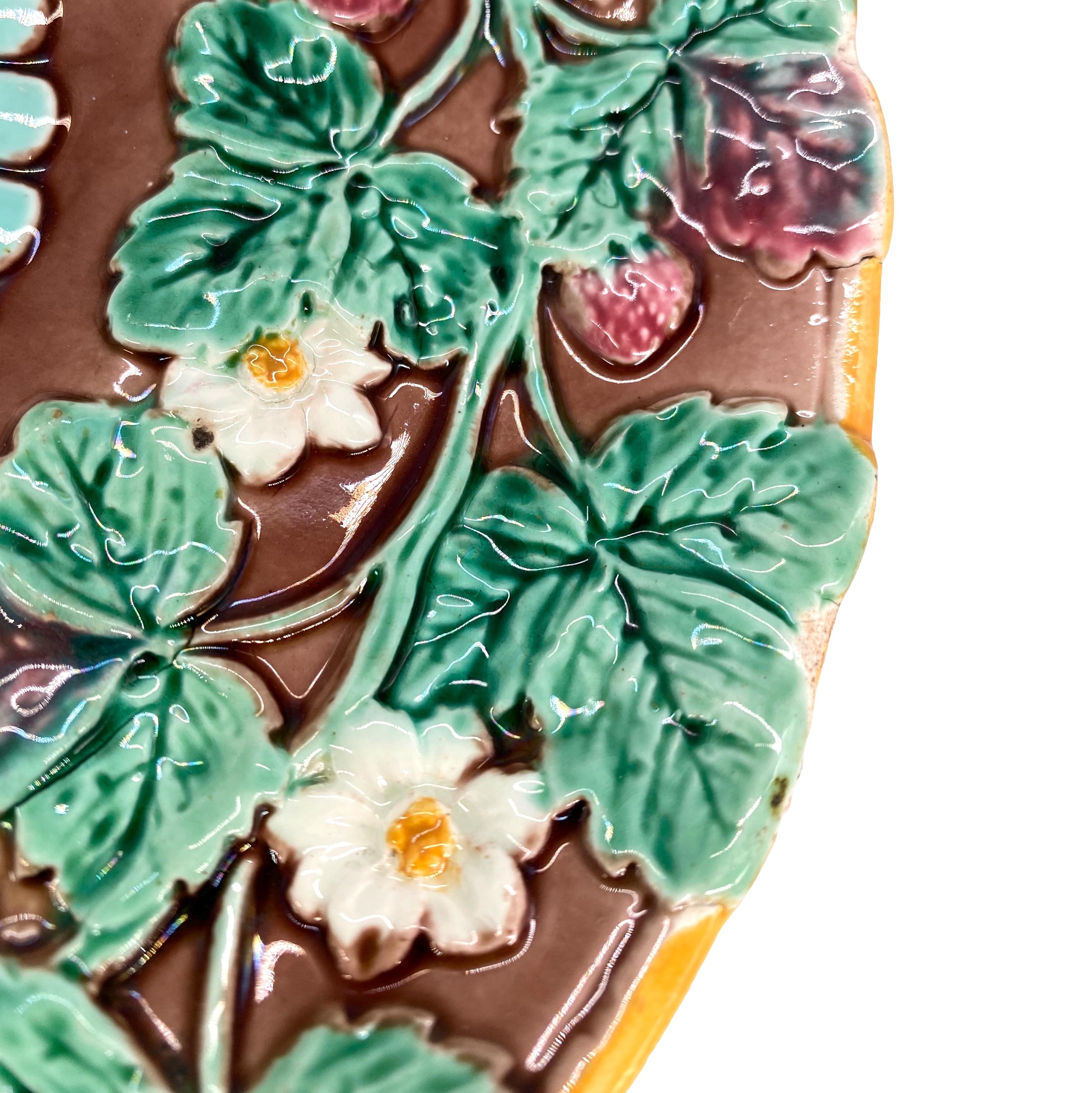 Inglese Piatto ovale in maiolica di Wedgwood con fragole e fiori, inglese, 1880 ca.
