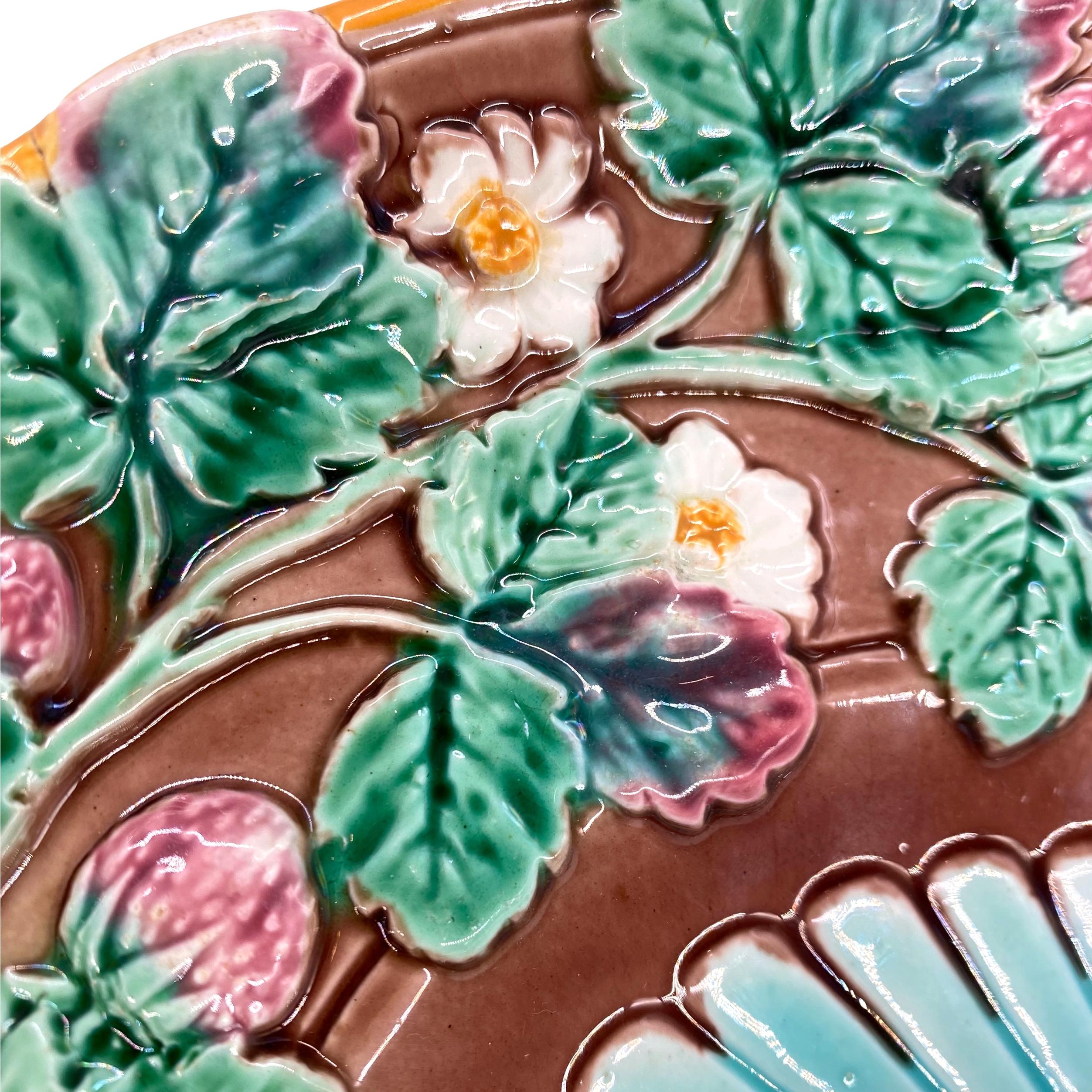 Piatto ovale in maiolica di Wedgwood con fragole e fiori, inglese, 1880 ca. In condizioni buone a Banner Elk, NC