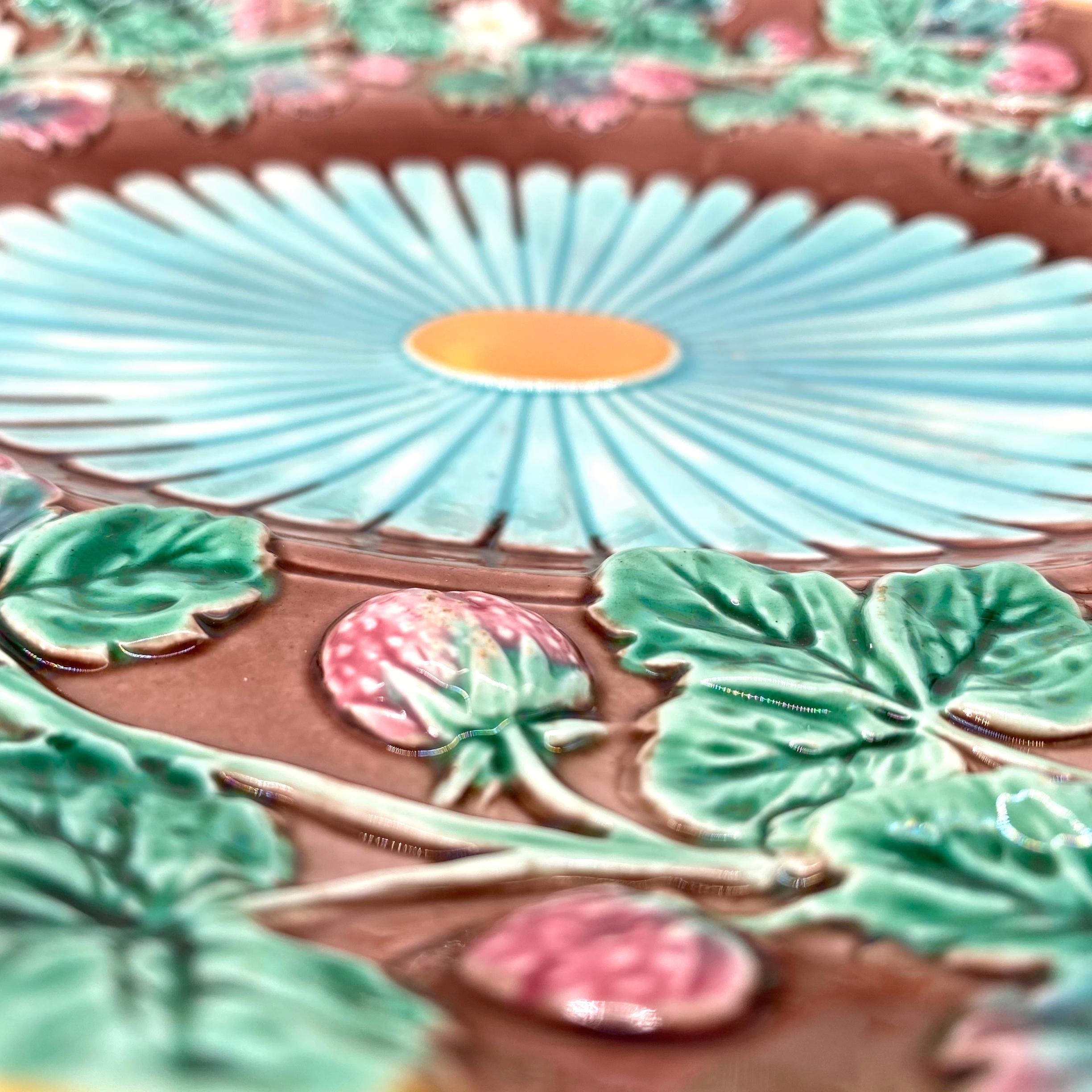 XIX secolo Piatto ovale in maiolica di Wedgwood con fragole e fiori, inglese, 1880 ca.