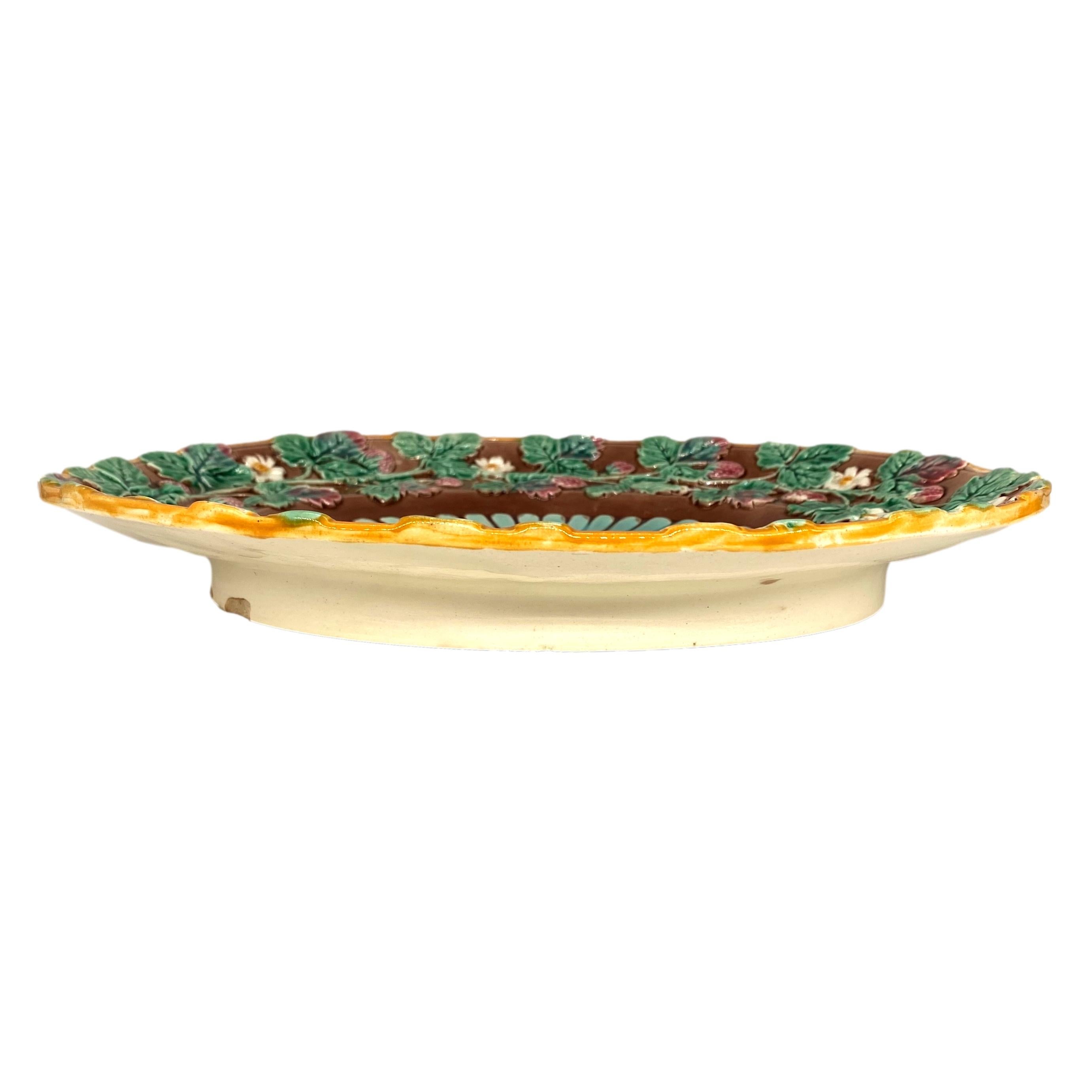 Majolica Piatto ovale in maiolica di Wedgwood con fragole e fiori, inglese, 1880 ca.