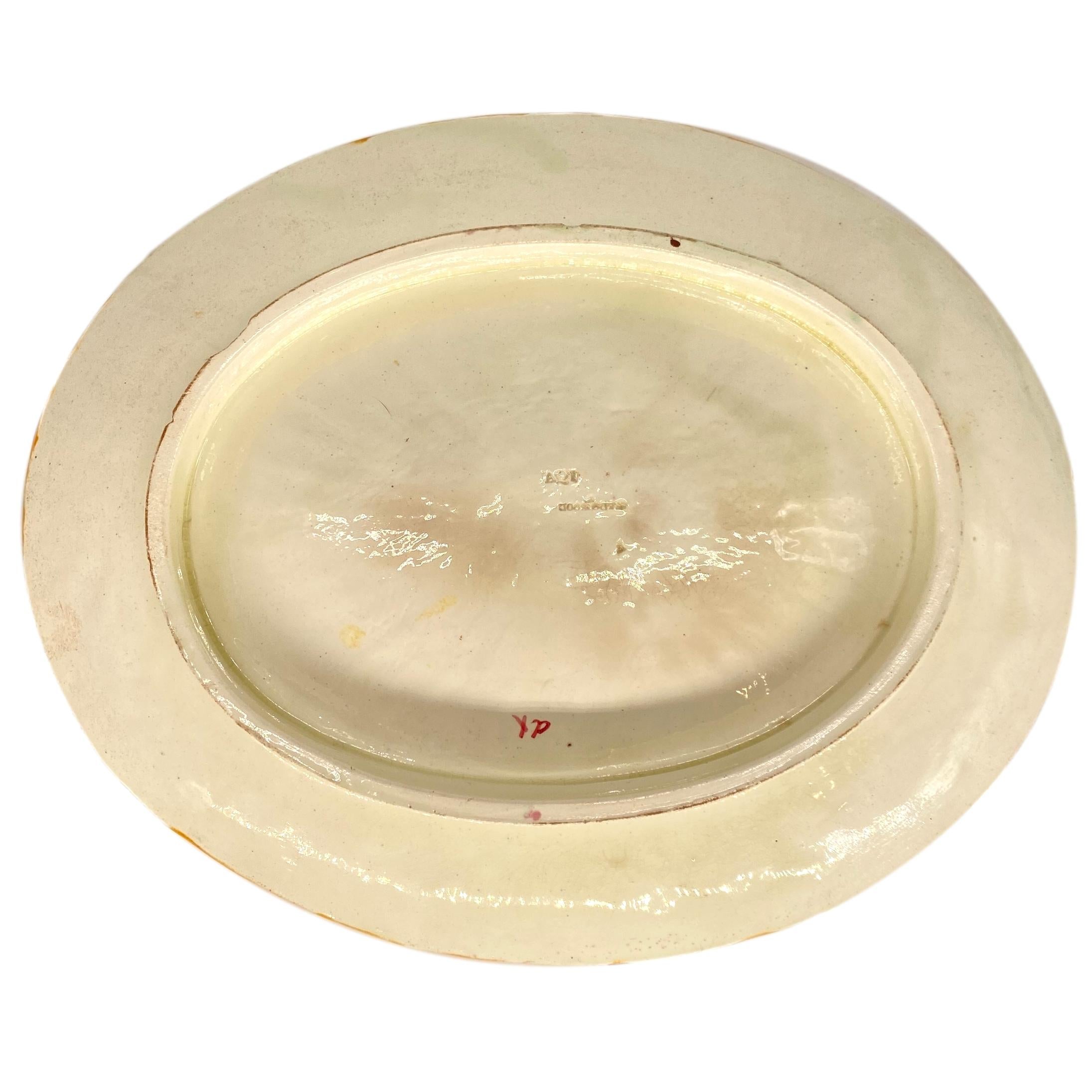 Piatto ovale in maiolica di Wedgwood con fragole e fiori, inglese, 1880 ca. 1