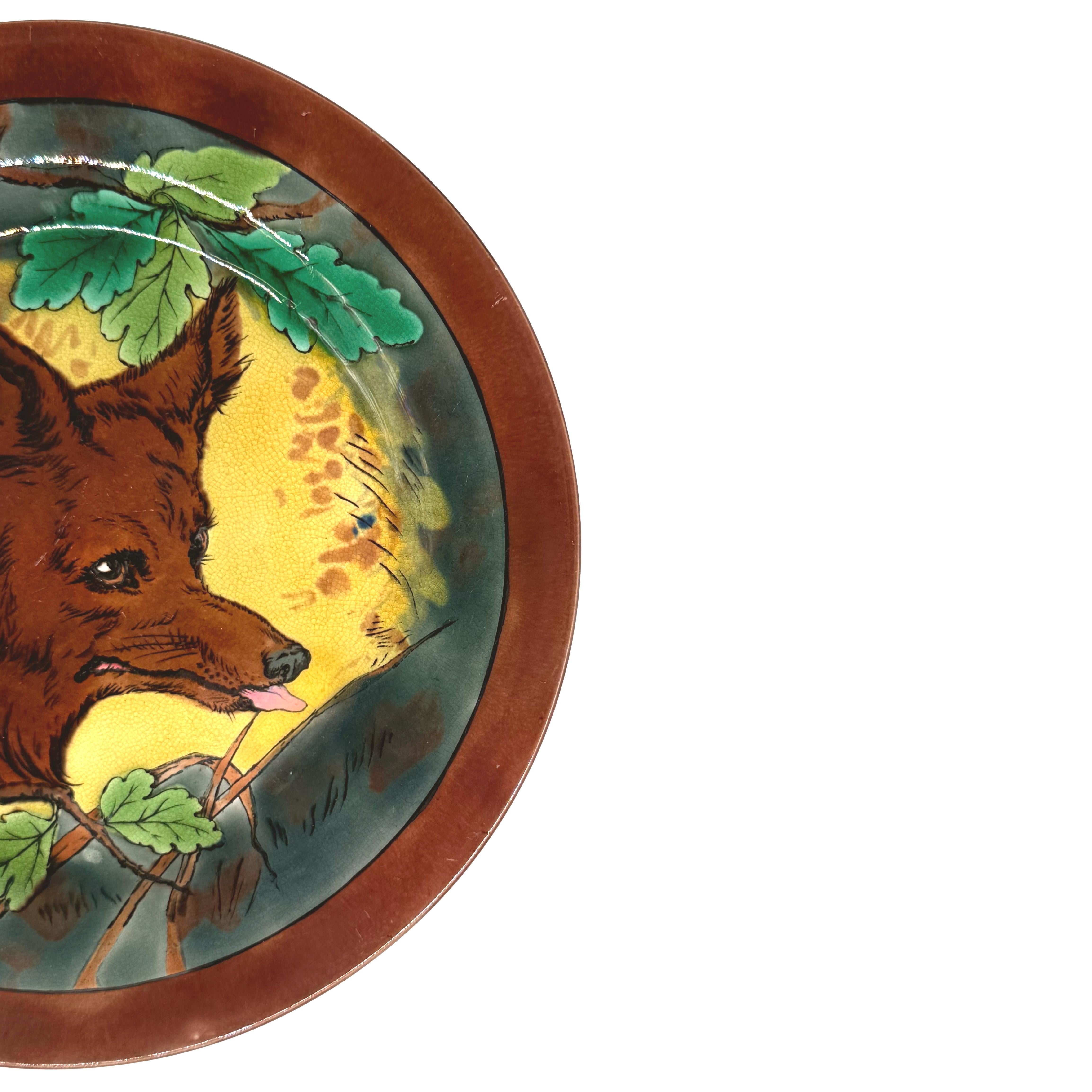 Moulé Assiette en majolique de Wedgwood avec un renard, anglaise, datée de 1873 en vente