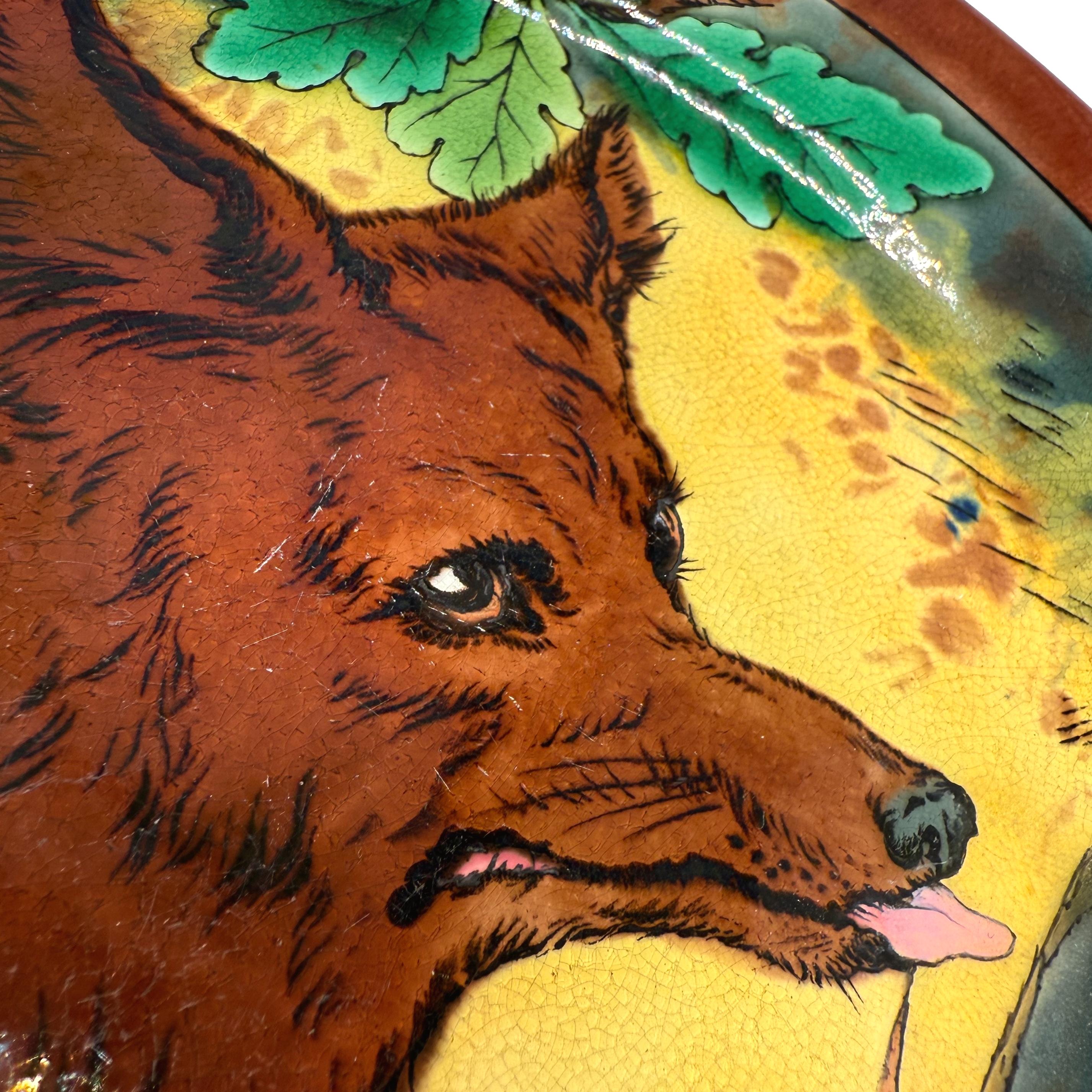 Assiette en majolique de Wedgwood avec un renard, anglaise, datée de 1873 Bon état - En vente à Banner Elk, NC