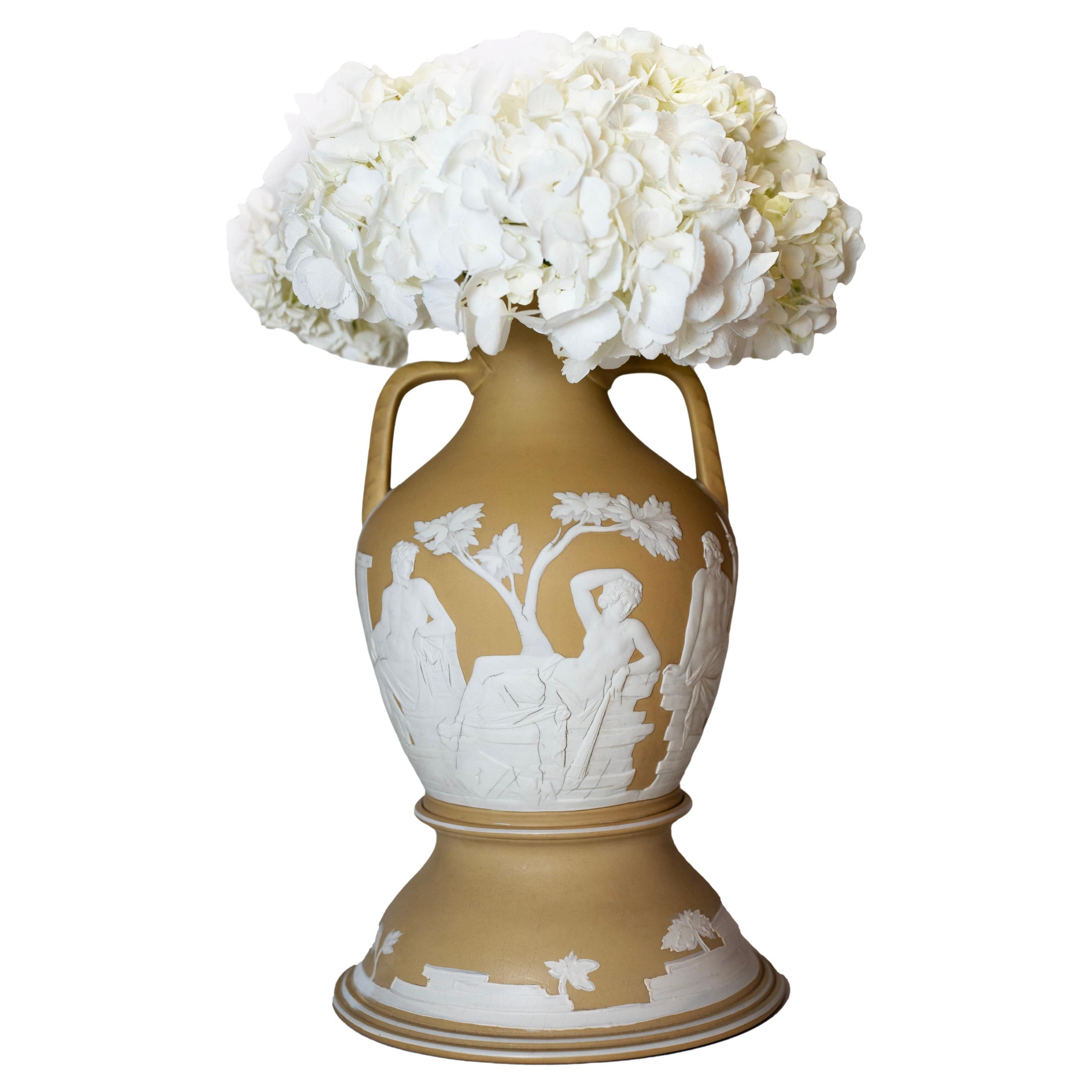 Vaso in diaspro di Wedgwood Portland, XIX secolo.  Un bellissimo colore giallo pallido con supporto coordinato.  Questo vaso è 