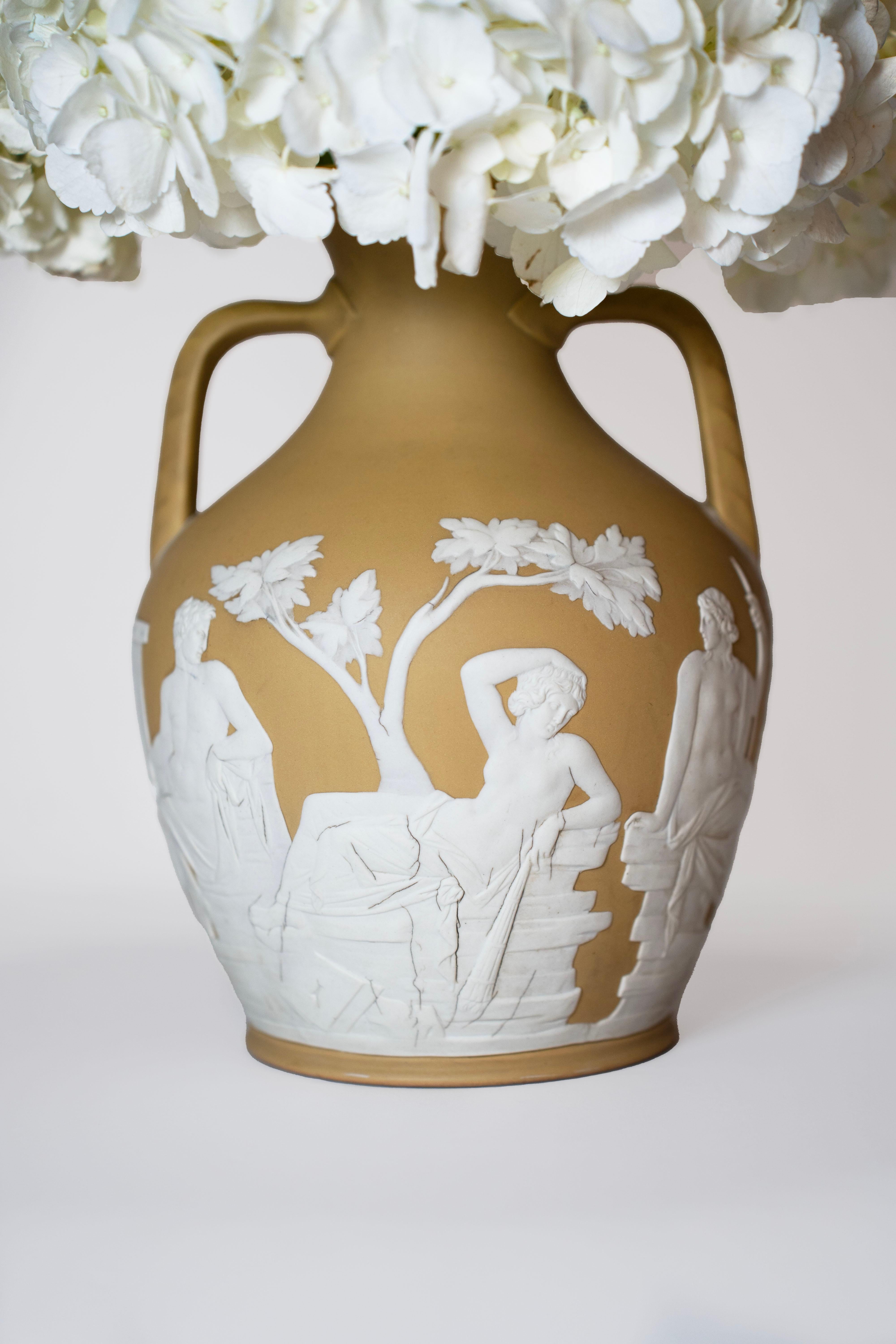 Vaso in diaspro di Wedgwood Portland, CIRCA 1875 In condizioni buone in vendita a Scottsdale, AZ
