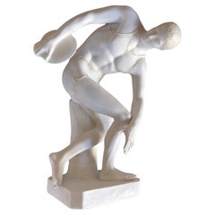 Eine gut definierte italienische Biskuitfigur eines Discus Thrower, Discus