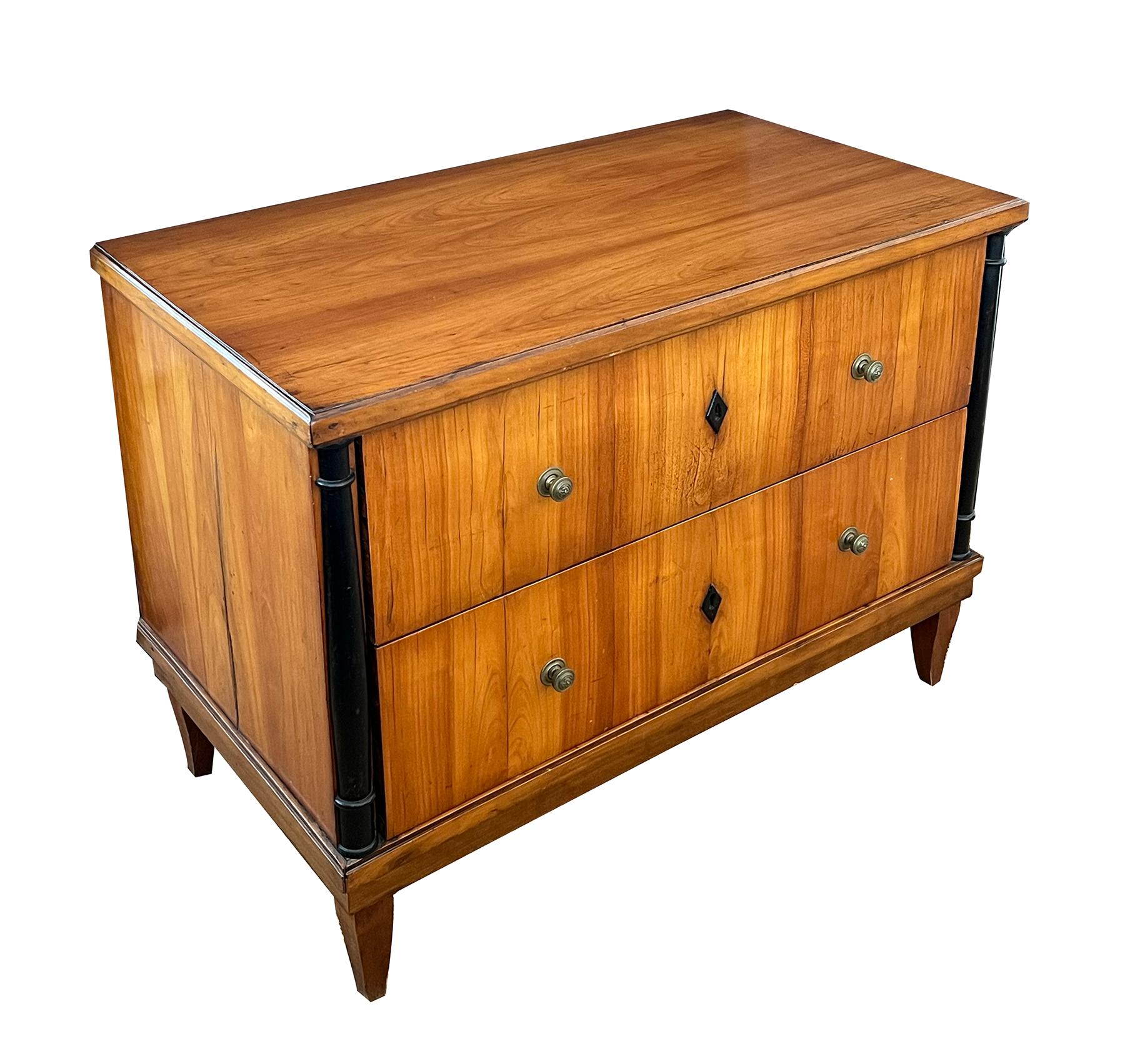 Austriaco Una cassapanca a due cassetti in legno di ciliegio Biedermeier austriaco, ben rifinita in vendita