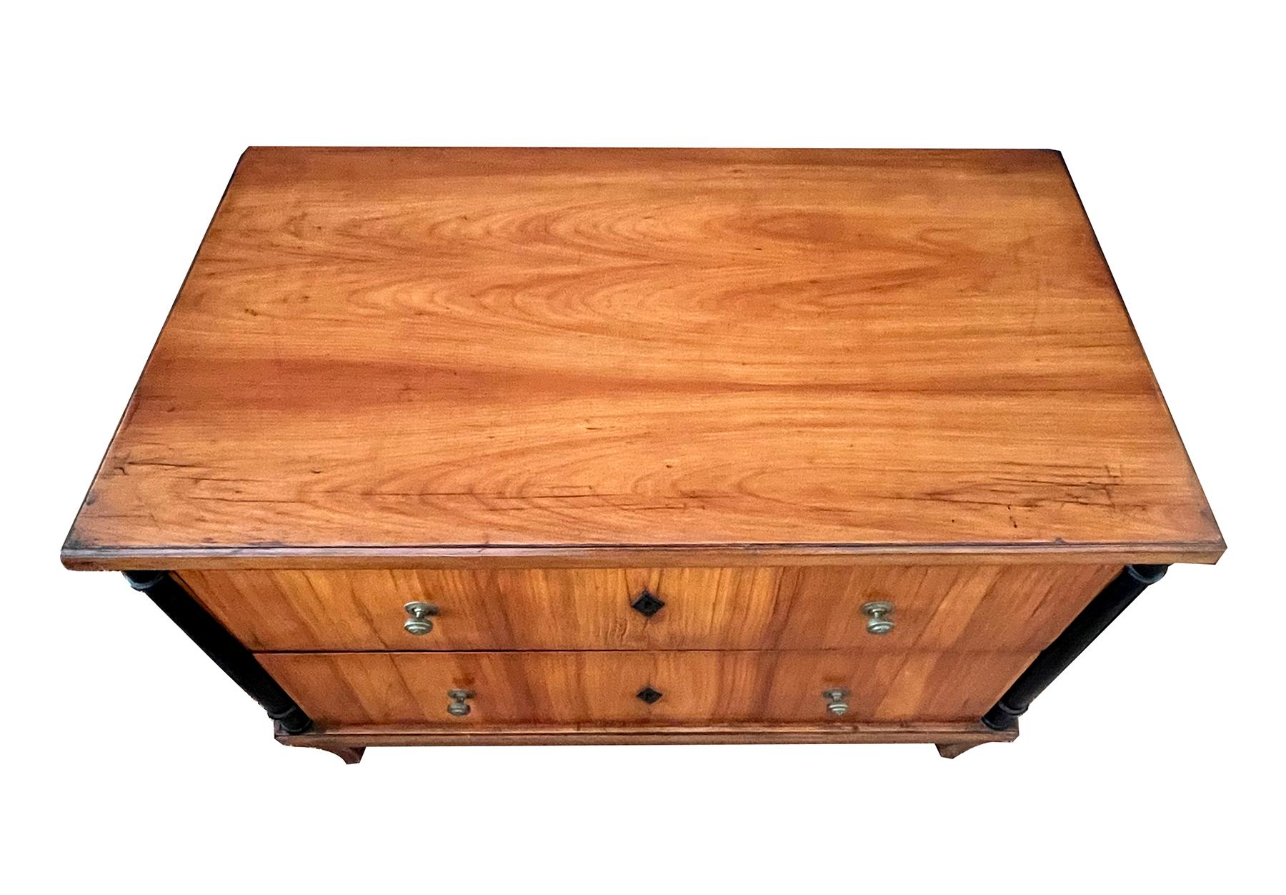 Impiallacciato Una cassapanca a due cassetti in legno di ciliegio Biedermeier austriaco, ben rifinita in vendita