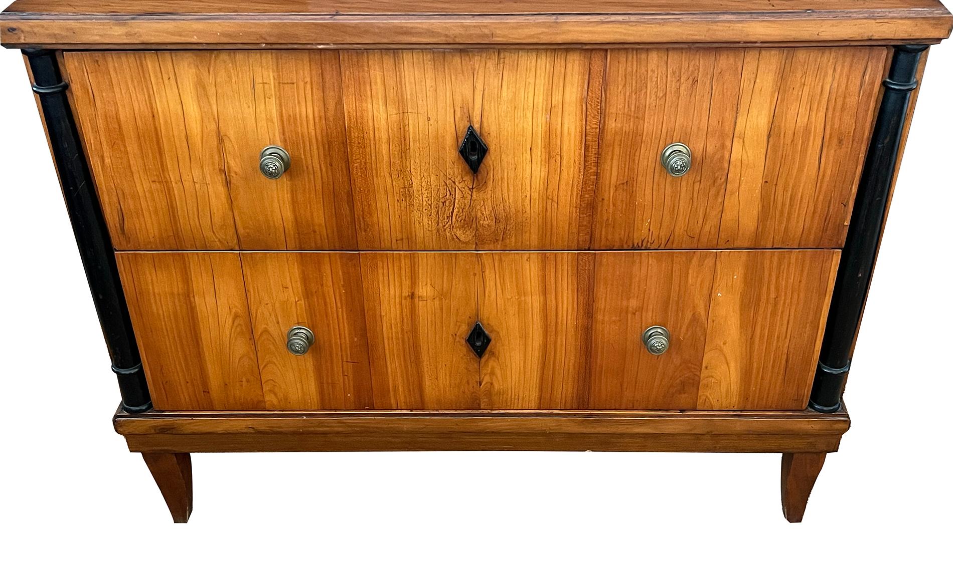 Una cassapanca a due cassetti in legno di ciliegio Biedermeier austriaco, ben rifinita In condizioni buone in vendita a San Francisco, CA