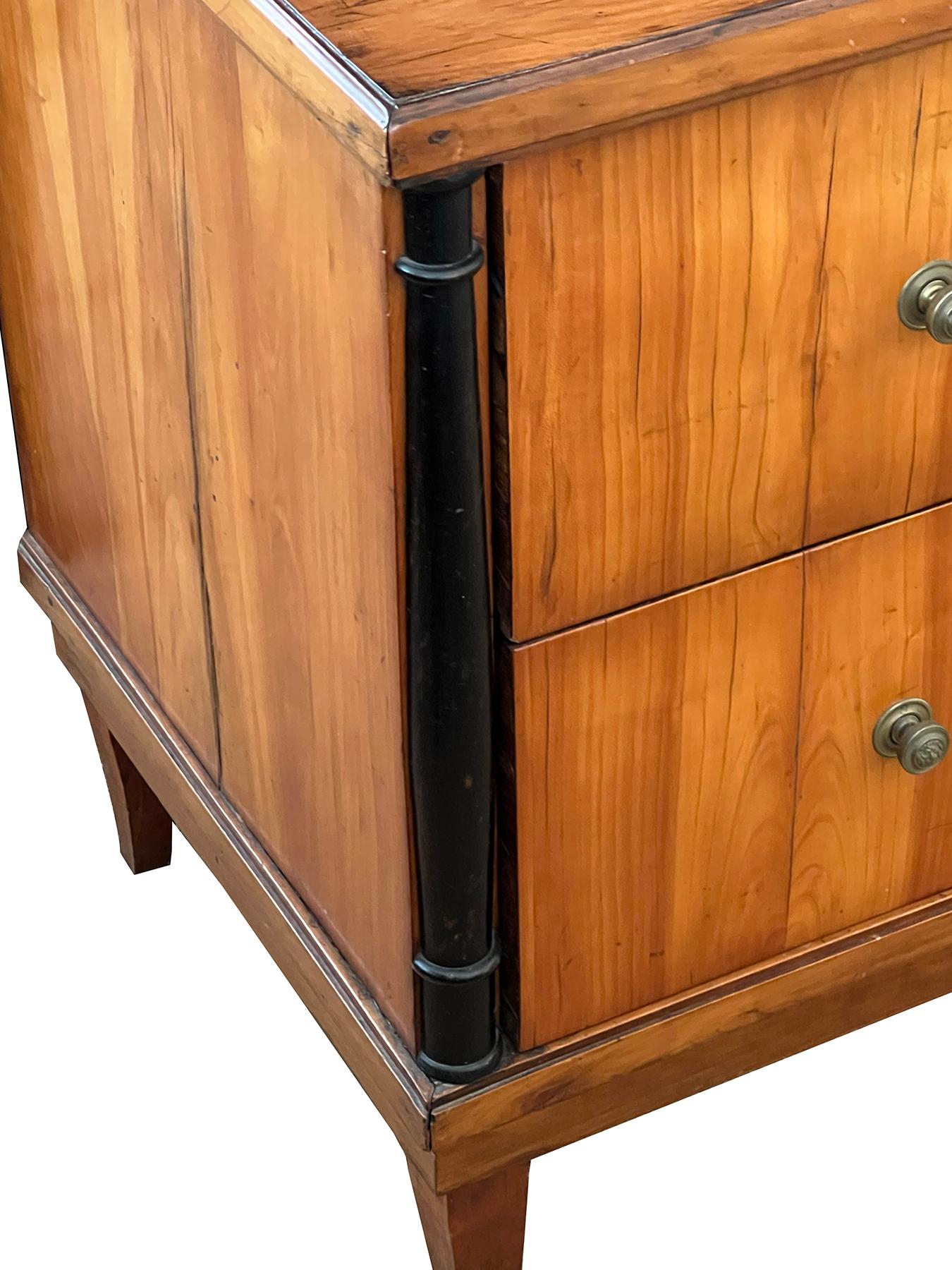 Metà XIX secolo Una cassapanca a due cassetti in legno di ciliegio Biedermeier austriaco, ben rifinita in vendita