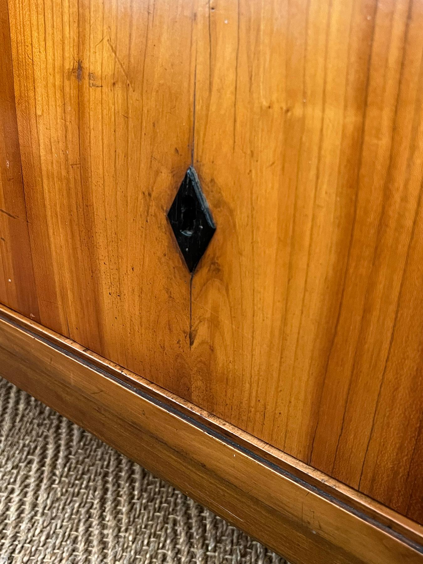 Ciliegio Una cassapanca a due cassetti in legno di ciliegio Biedermeier austriaco, ben rifinita in vendita