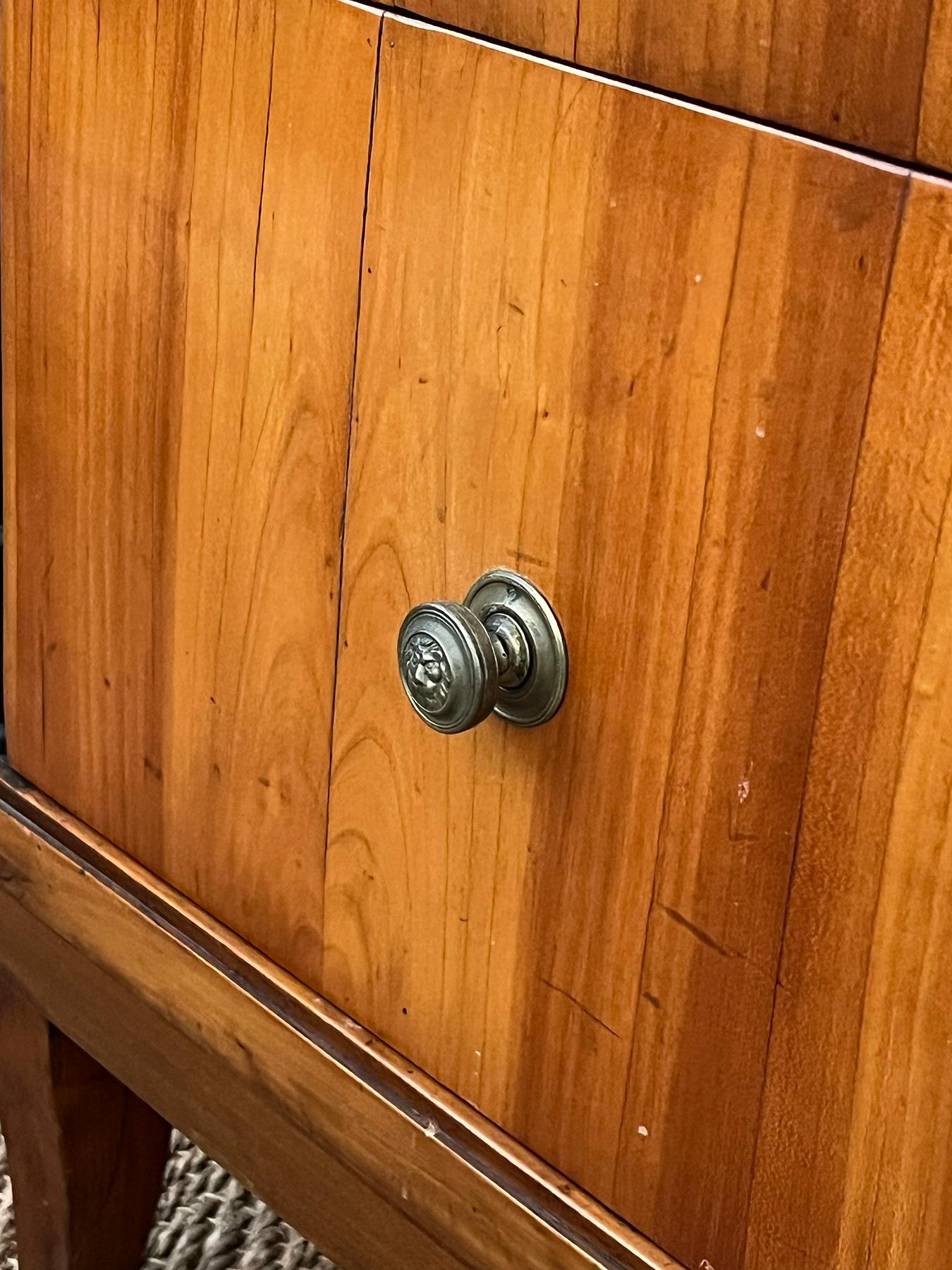 Una cassapanca a due cassetti in legno di ciliegio Biedermeier austriaco, ben rifinita in vendita 1