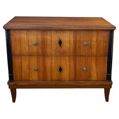 Eine wohlgeformte österreichische Biedermeier Kommode mit zwei Schubladen aus furniertem Kirschholz