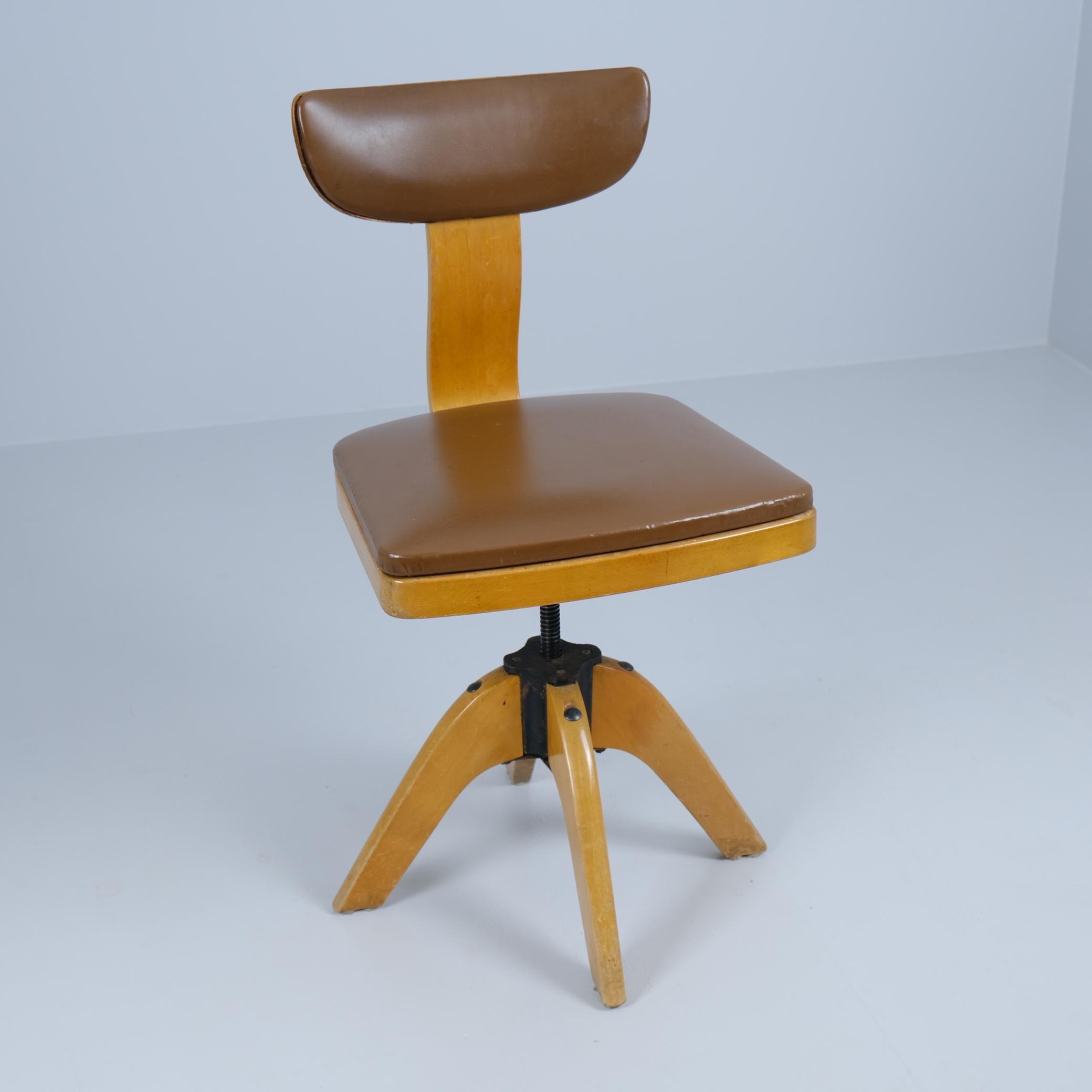 Rare chaise de travail Werner West dotée d'un mécanisme pivotant, fabriquée par Wilh. Schauman dans les années 1930. Une belle démonstration de design fonctionnel qui dure depuis près d'un siècle. Le mécanisme de pivotement permet de régler la
