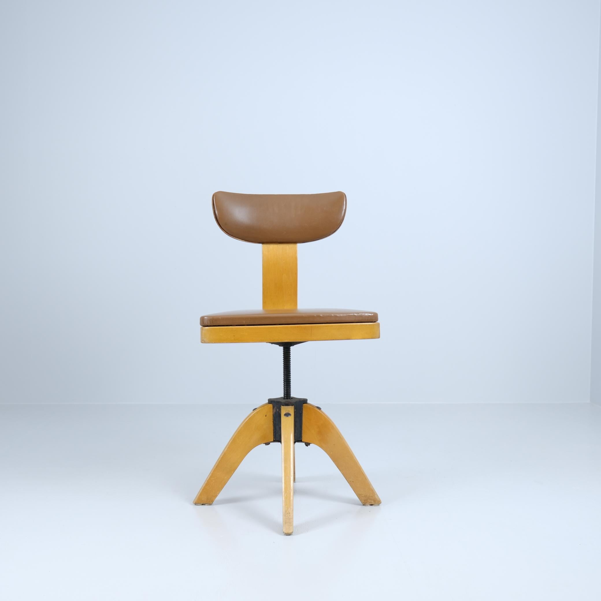 Scandinave moderne Chaise de travail pivotante Werner West en bouleau et faux cuir, Wilh. Schauman 1930 en vente