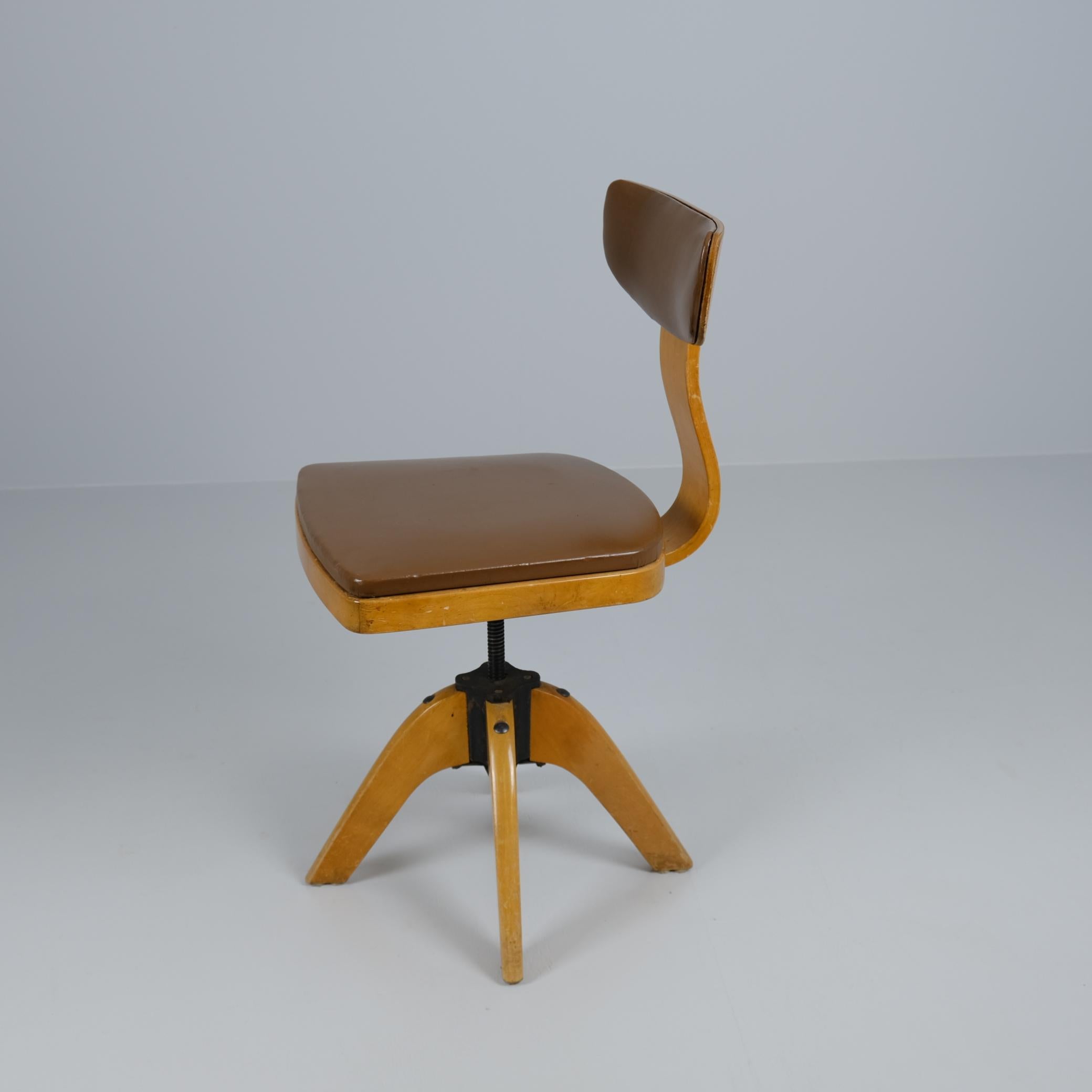 Finlandais Chaise de travail pivotante Werner West en bouleau et faux cuir, Wilh. Schauman 1930 en vente