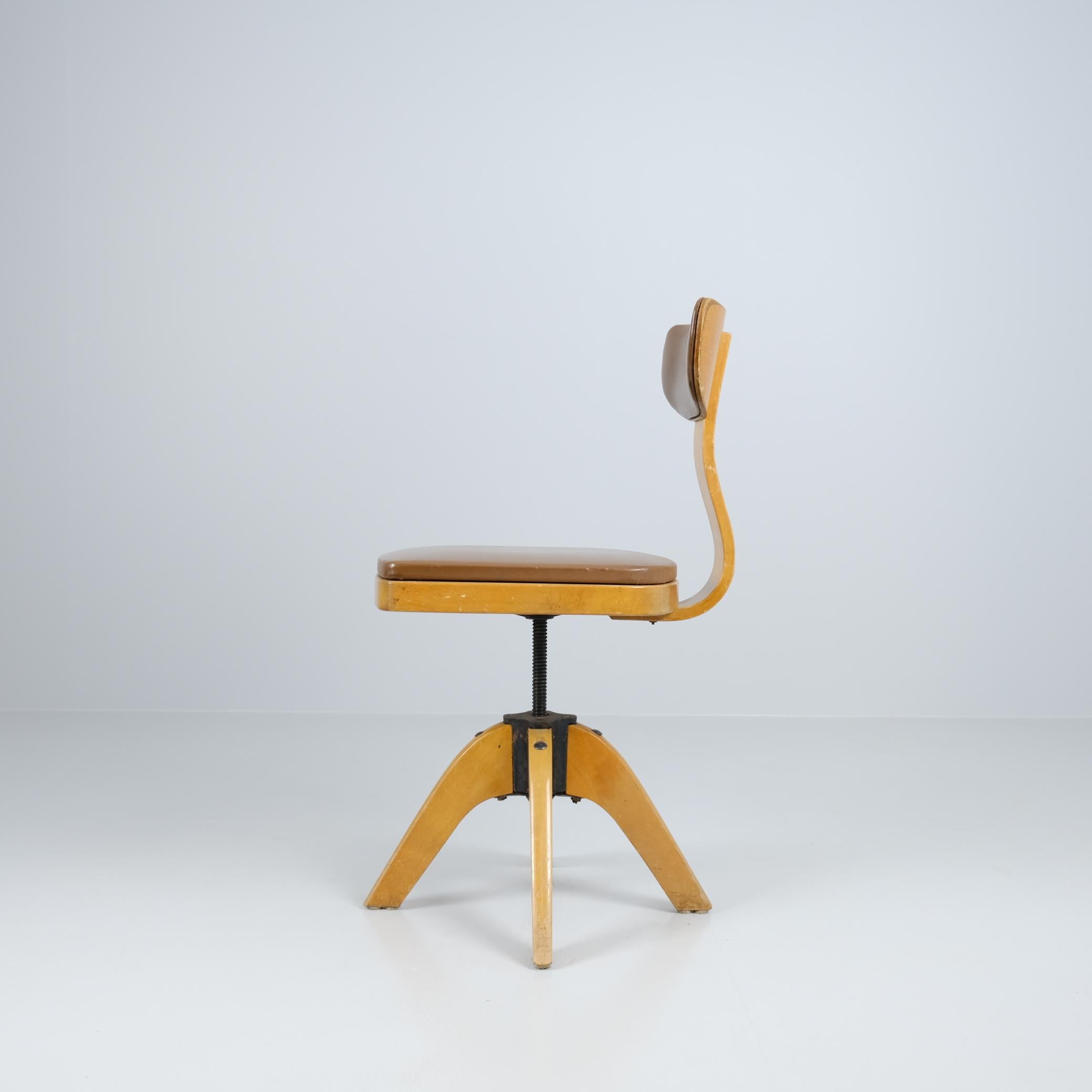 Chaise de travail pivotante Werner West en bouleau et faux cuir, Wilh. Schauman 1930 Bon état - En vente à Helsinki, FI