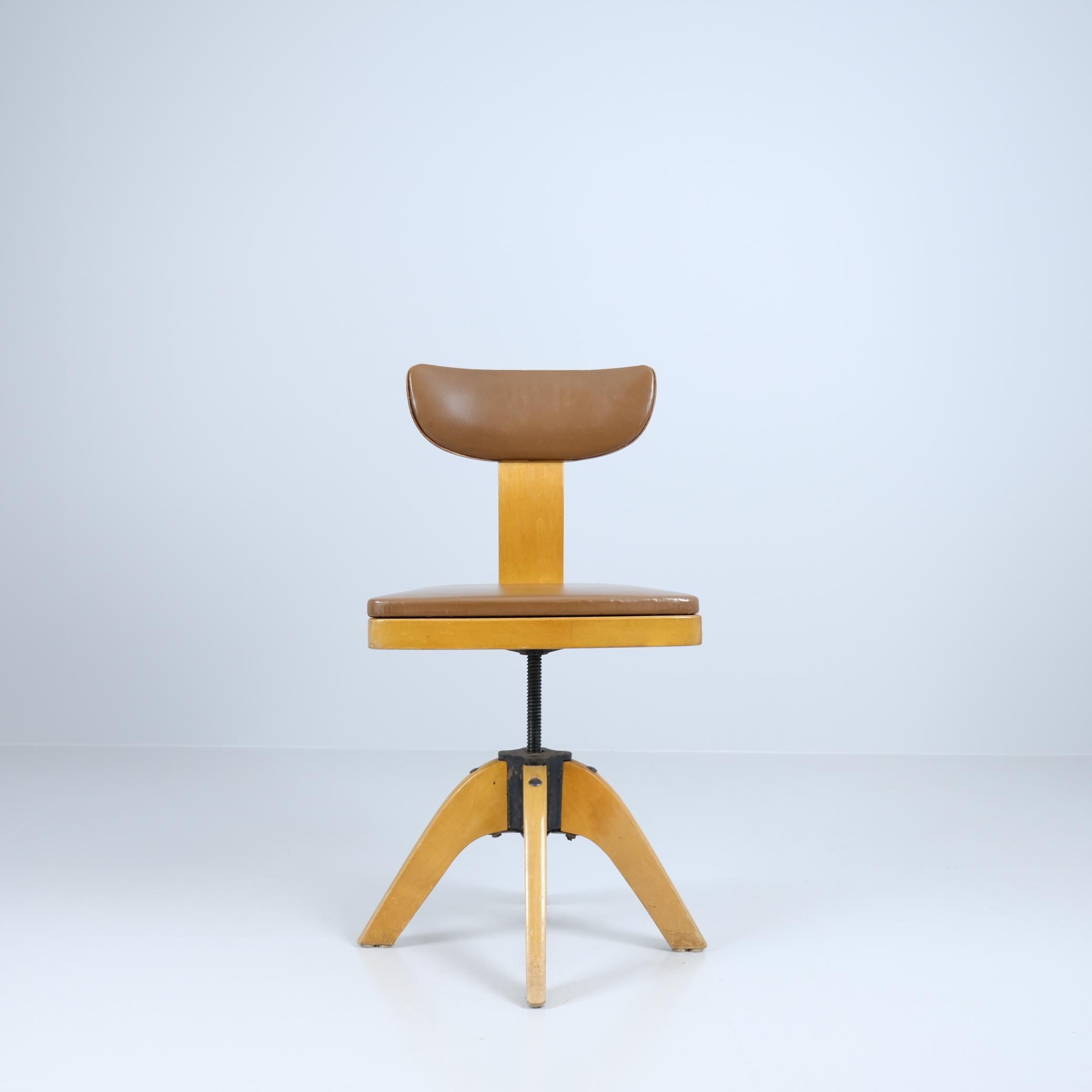 Milieu du XXe siècle Chaise de travail pivotante Werner West en bouleau et faux cuir, Wilh. Schauman 1930 en vente