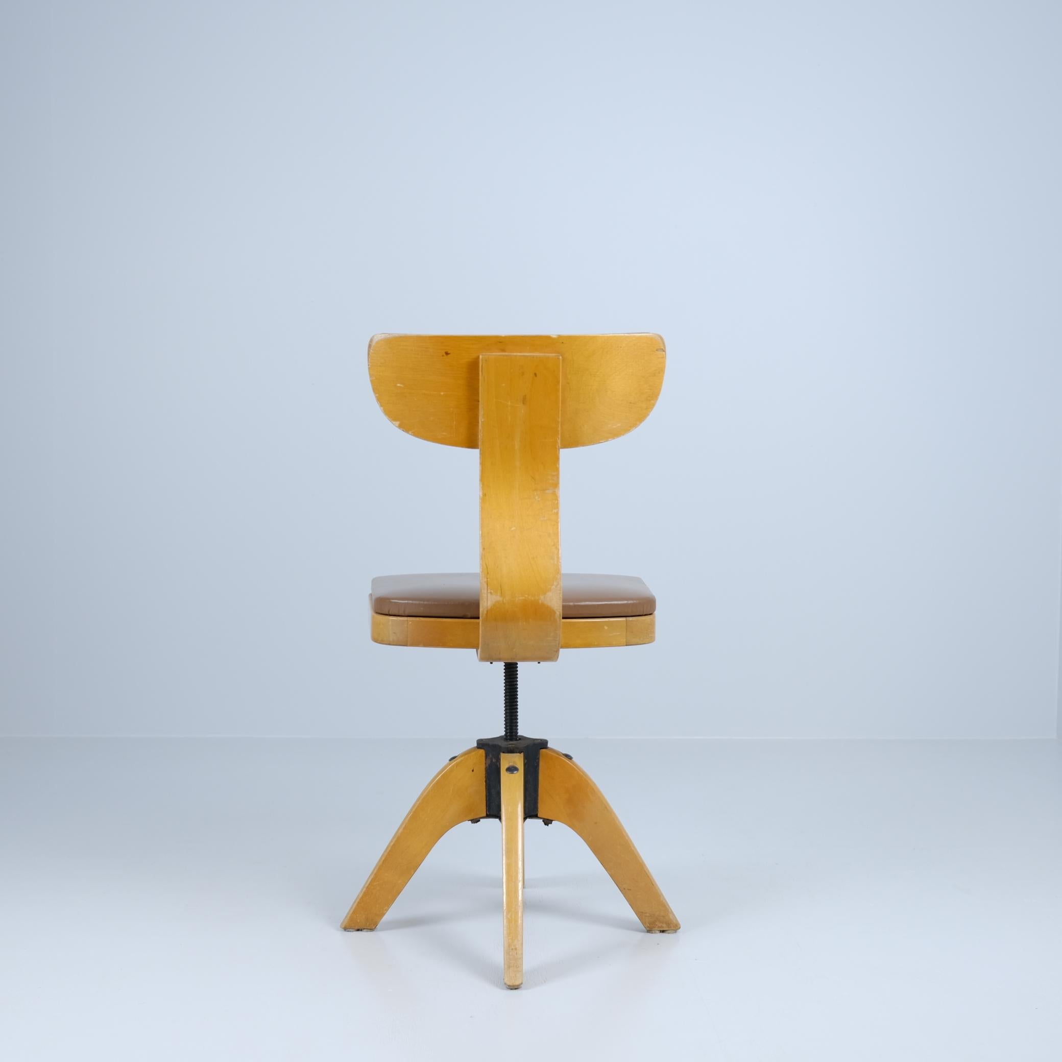 Imitation cuir Chaise de travail pivotante Werner West en bouleau et faux cuir, Wilh. Schauman 1930 en vente
