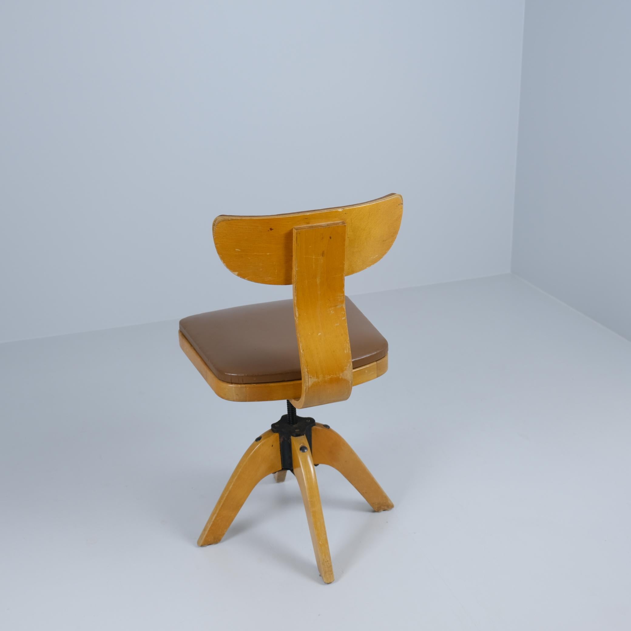 Chaise de travail pivotante Werner West en bouleau et faux cuir, Wilh. Schauman 1930 en vente 1