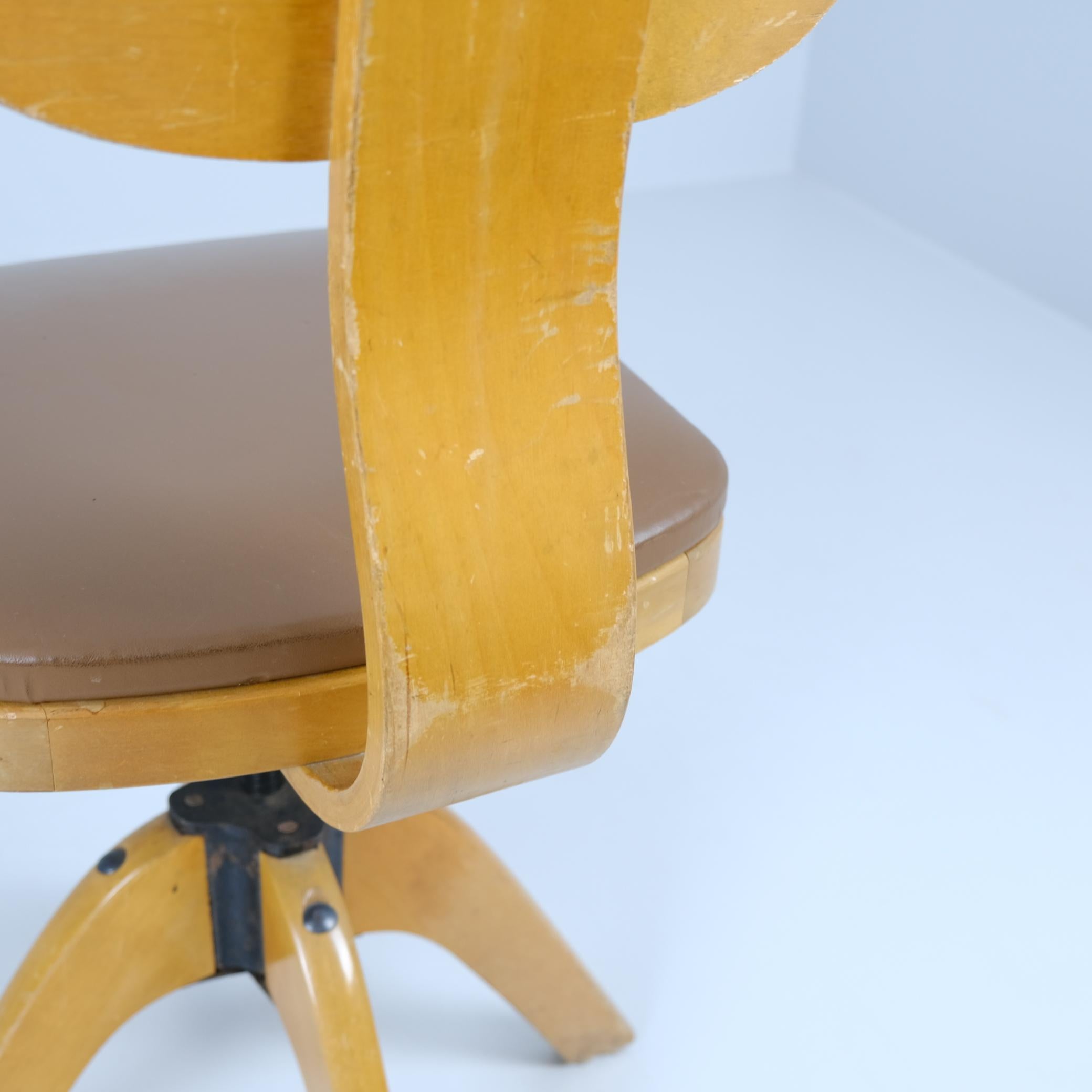 Chaise de travail pivotante Werner West en bouleau et faux cuir, Wilh. Schauman 1930 en vente 2