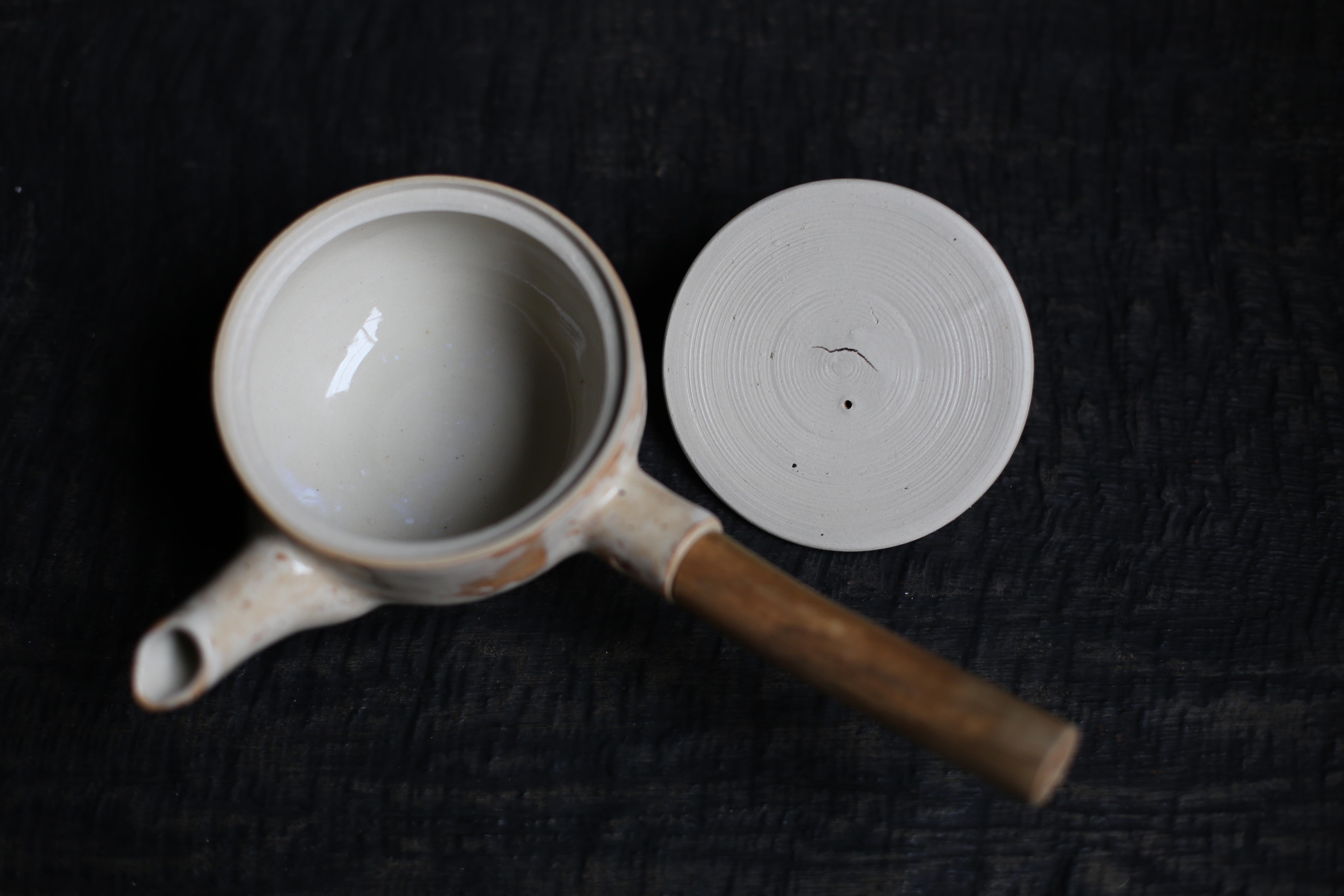 Wheel Thrown Teapot with a Branch Handle 'Joinery' in White Clay with Cream In New Condition For Sale In Sammu-shi, Chiba