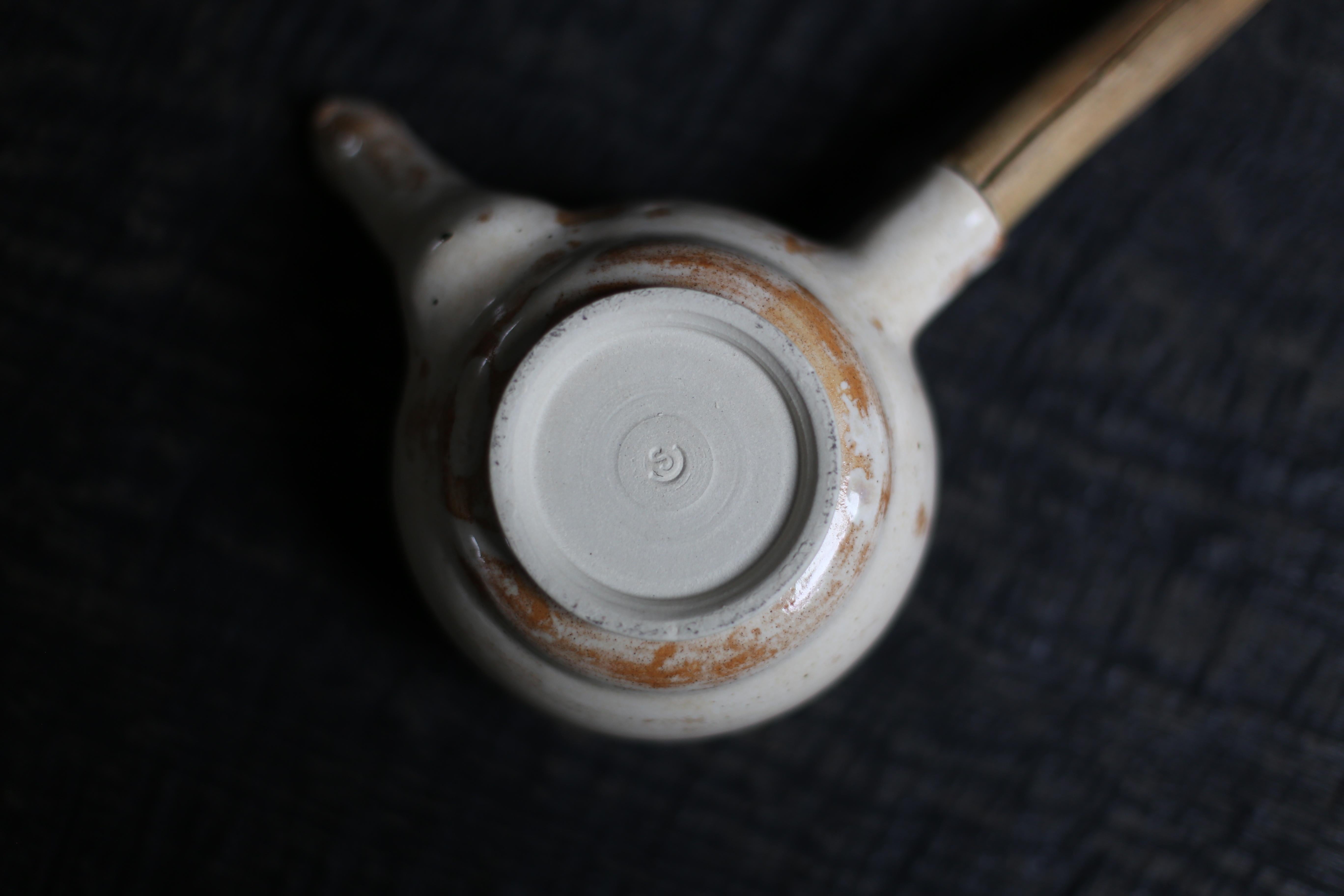 Teekanne aus gedrechseltem Rad mit Zweiggriff „Joinery“ aus weißem Ton mit cremefarbenem Rand (Keramik) im Angebot
