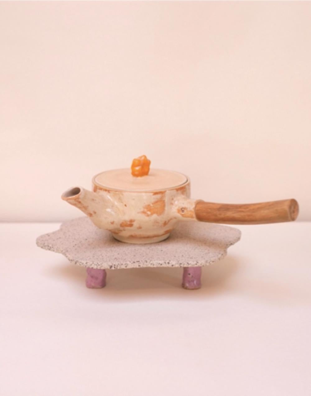 Teekanne aus gedrechseltem Rad mit Zweiggriff „Joinery“ aus weißem Ton mit cremefarbenem Rand im Angebot 1