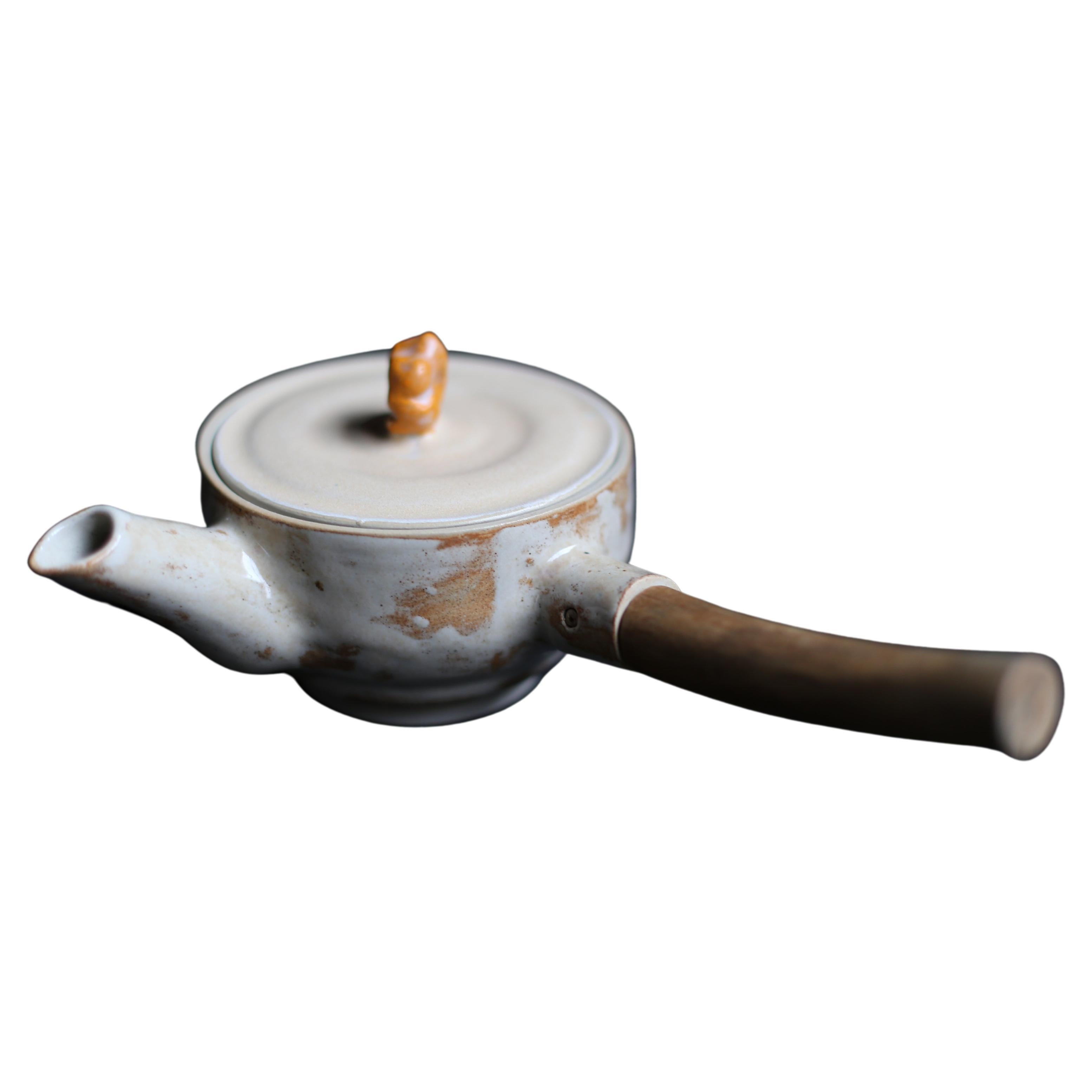 Teekanne aus gedrechseltem Rad mit Zweiggriff „Joinery“ aus weißem Ton mit cremefarbenem Rand im Angebot