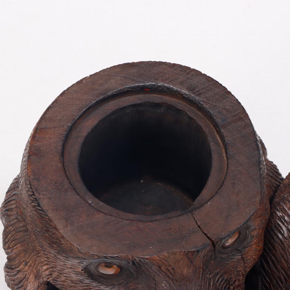 Eine skurrile antike Black Forest handgeschnitzten Holz figuralen Tabak Humidor Box.  im Zustand „Gut“ im Angebot in Philadelphia, PA