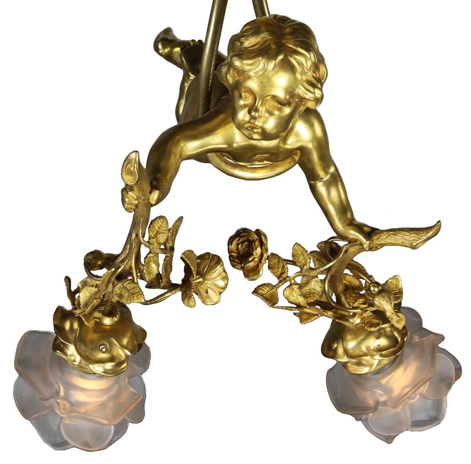 Skurriler französischer Putto-Kronleuchter aus vergoldeter Bronze aus dem 19. und 20. (Französisch) im Angebot