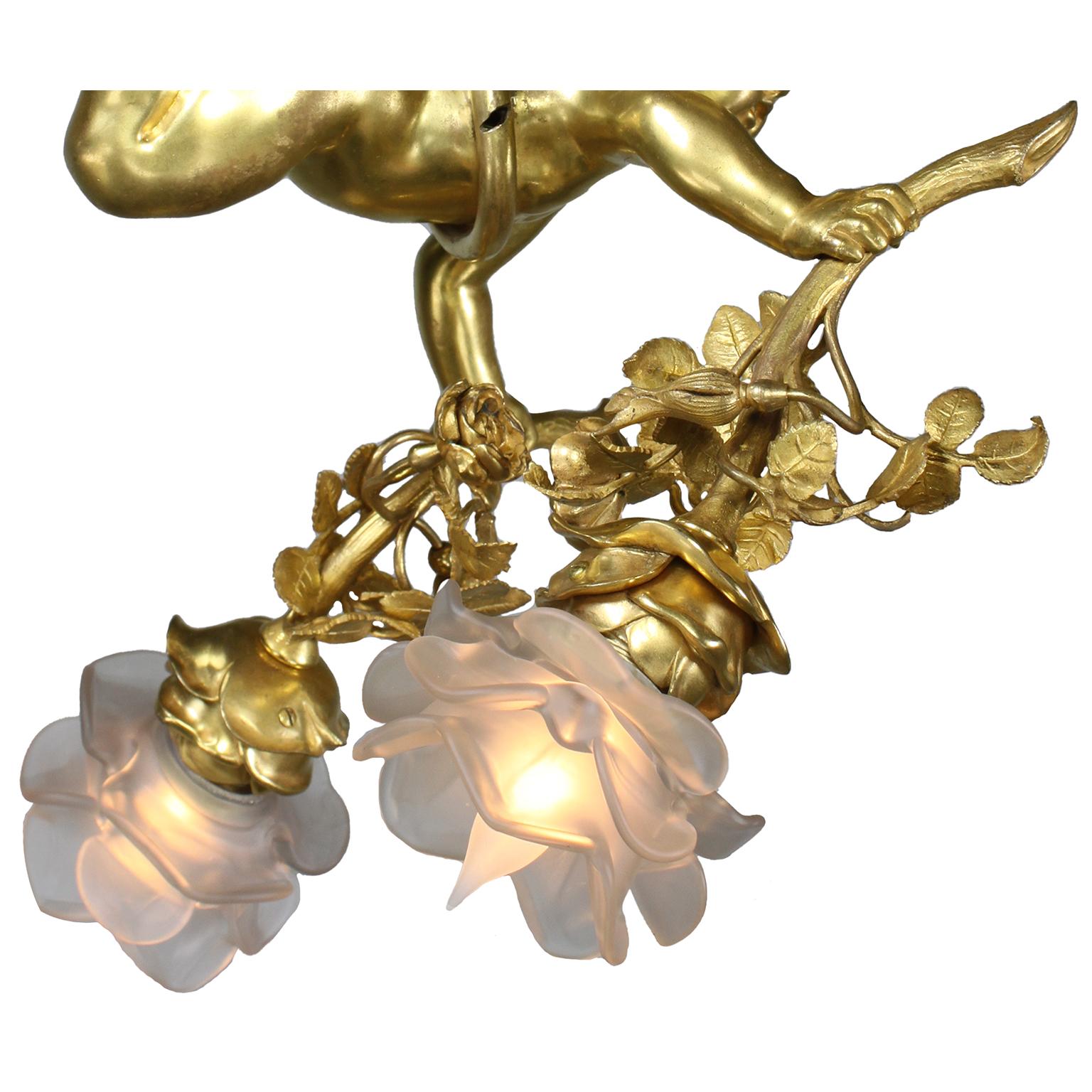 Skurriler französischer Putto-Kronleuchter aus vergoldeter Bronze aus dem 19. und 20. (Geblasenes Glas) im Angebot