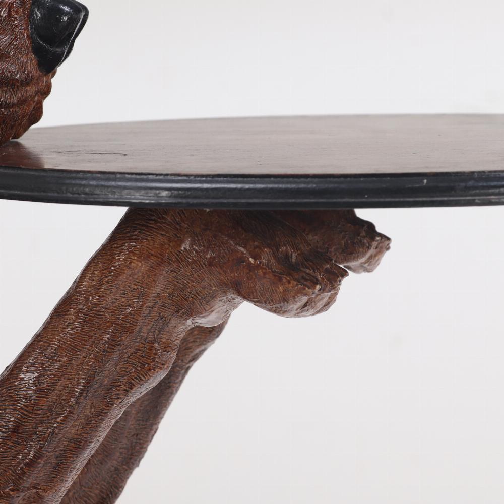 Américain Table d'appoint ou table de maître en résine avec chien de chasse. Contemporain. en vente