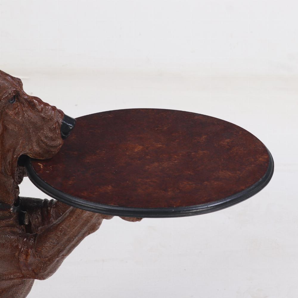 Table d'appoint ou table de maître en résine avec chien de chasse. Contemporain. Bon état - En vente à Philadelphia, PA