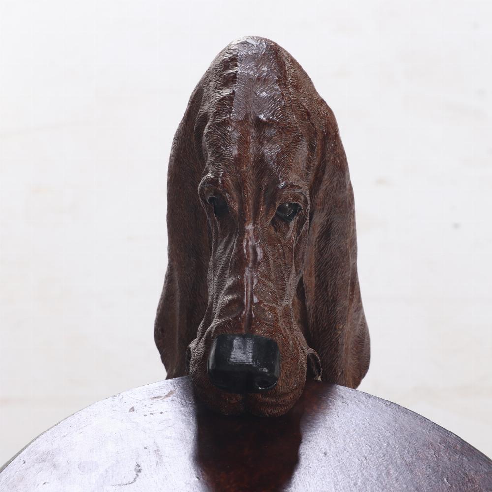 Résine Table d'appoint ou table de maître en résine avec chien de chasse. Contemporain. en vente