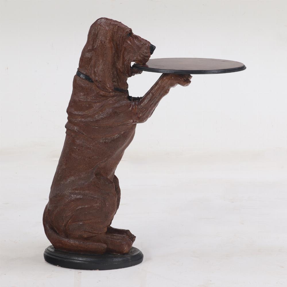 Table d'appoint ou table de maître en résine avec chien de chasse. Contemporain. en vente 1