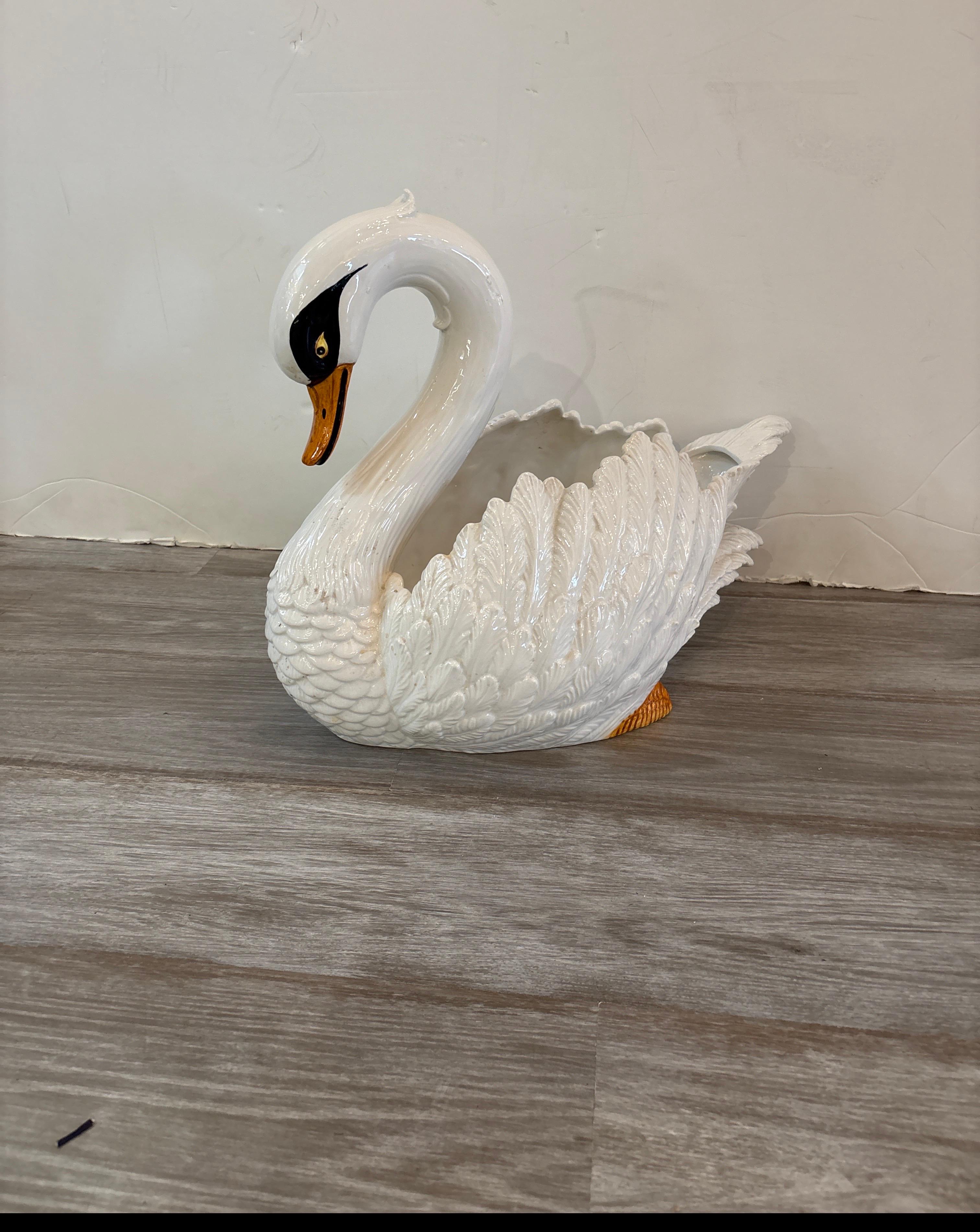 Gran jardinera de cerámica italiana pintada a mano con forma de cisne.  El cisne mide 20 pulgadas de ancho, 10 pulgadas de profundidad y 15 pulgadas de alto, marcado en la parte inferior 