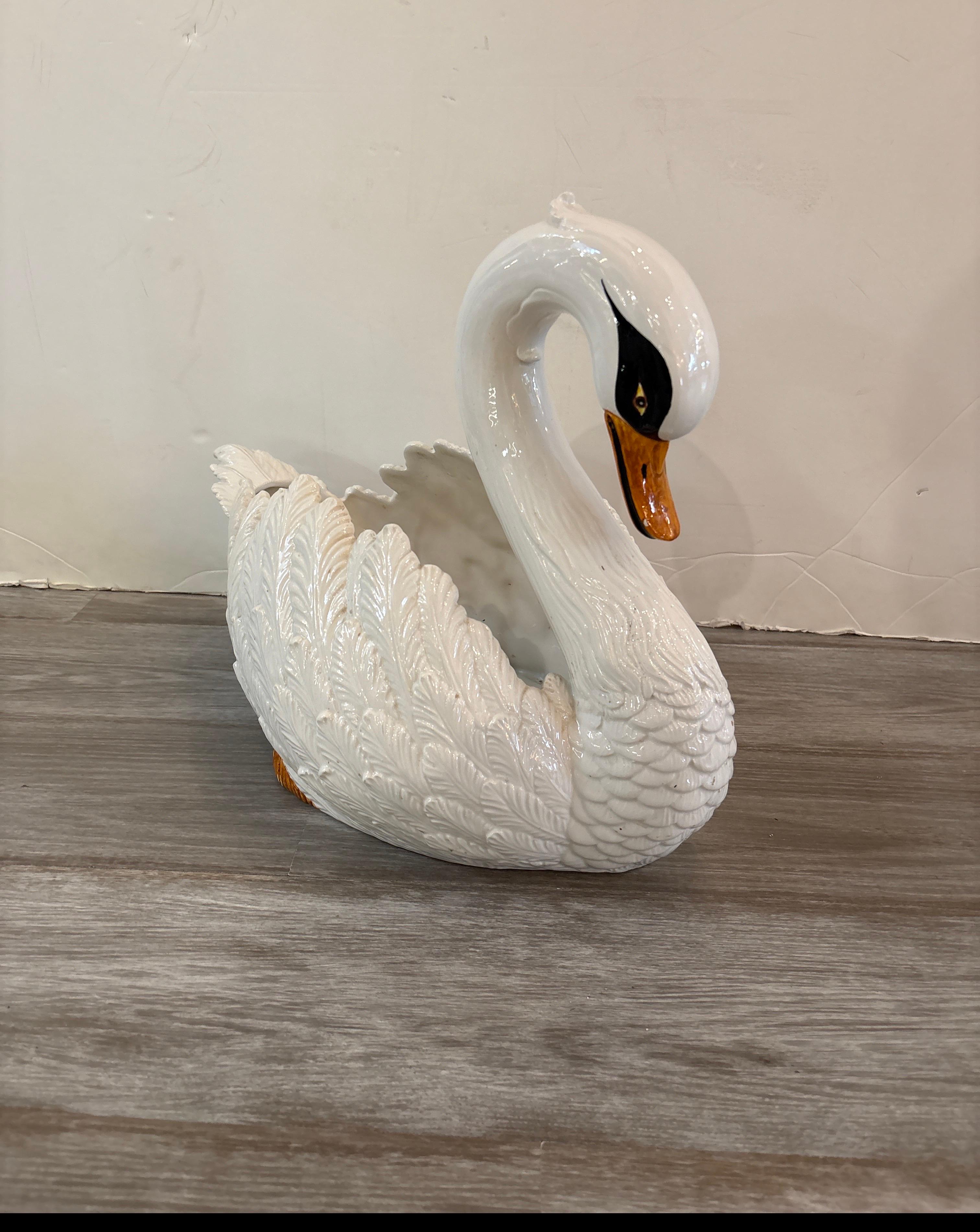 Una caprichosa maceta italiana pintada a mano con forma de cisne Italiano en venta