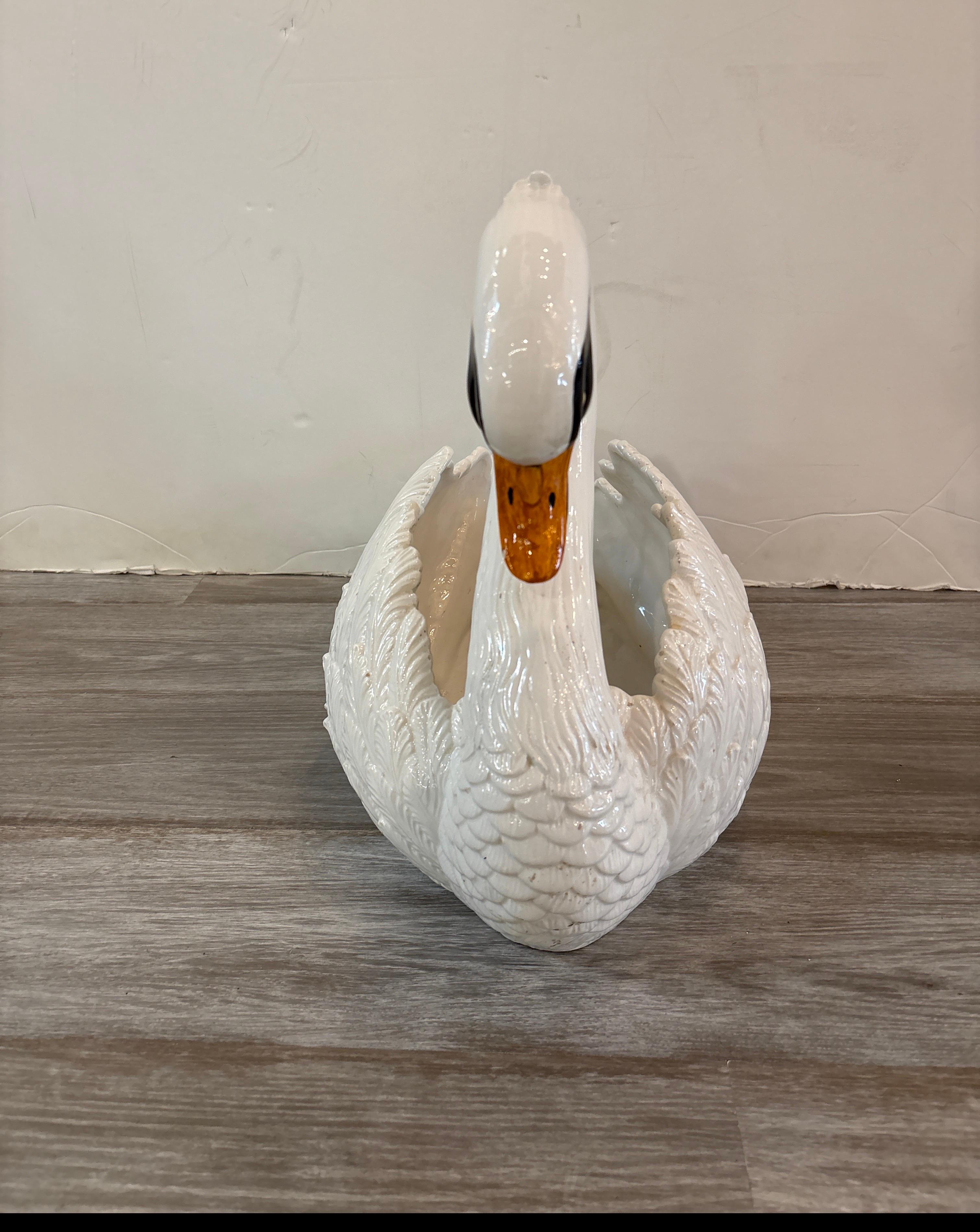 Una caprichosa maceta italiana pintada a mano con forma de cisne Pintado a mano en venta