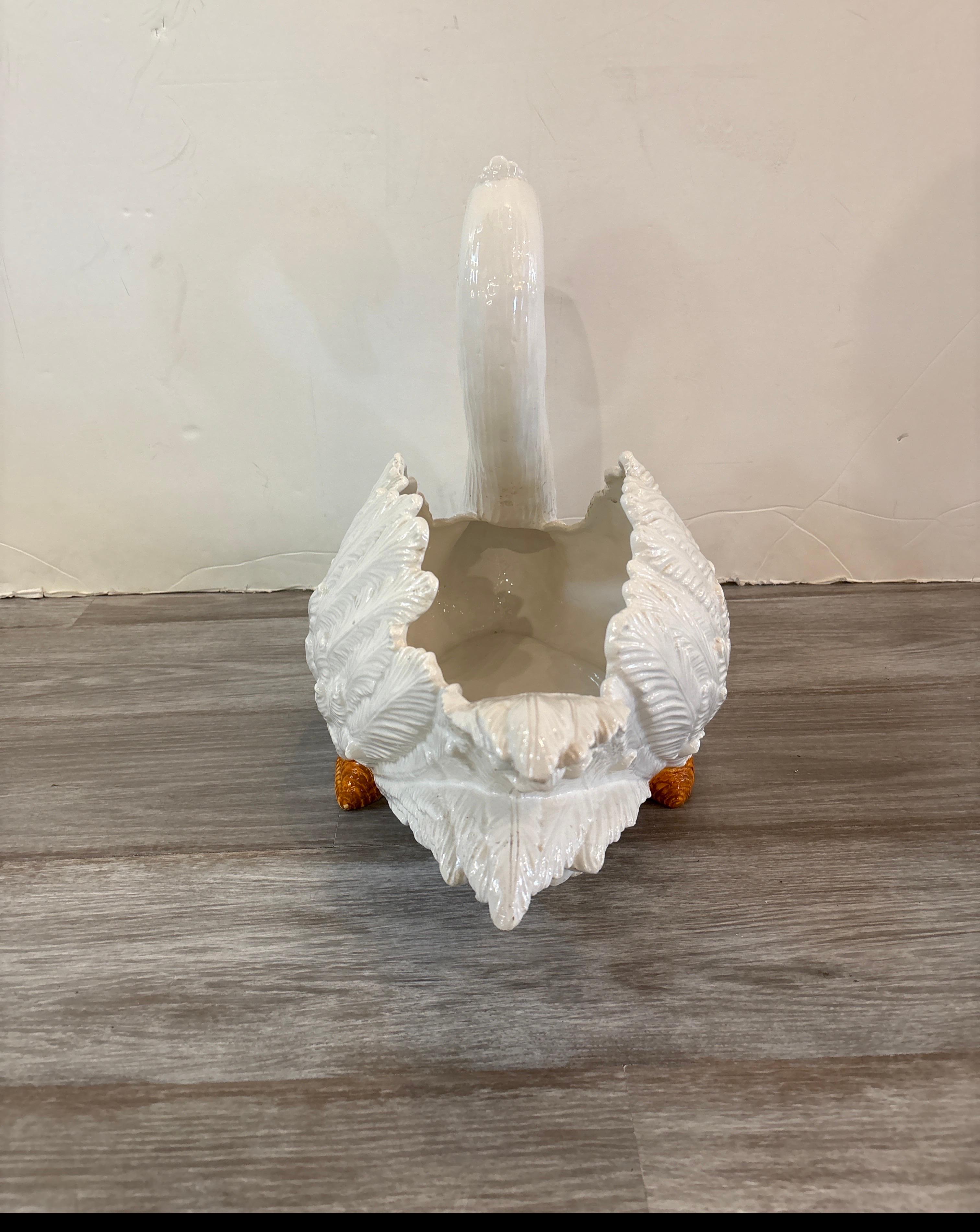 Una caprichosa maceta italiana pintada a mano con forma de cisne en Excelente estado para la venta en Lambertville, NJ